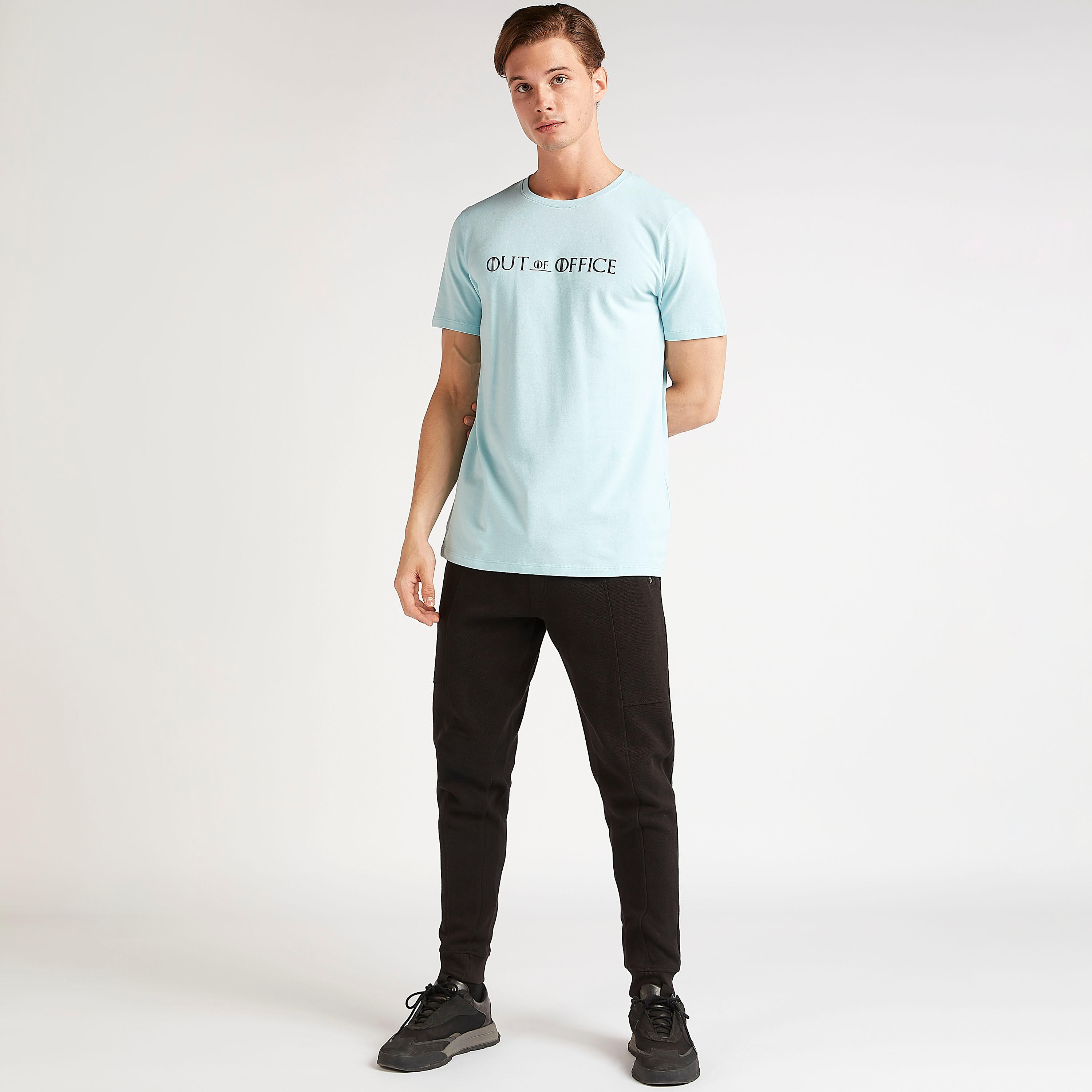 تيشيرت بياقة ضيّقة وأكمام قصيرة وطبعات من آيكونيك-men-clothing-tshirtsandpolos-tshirts-image-4