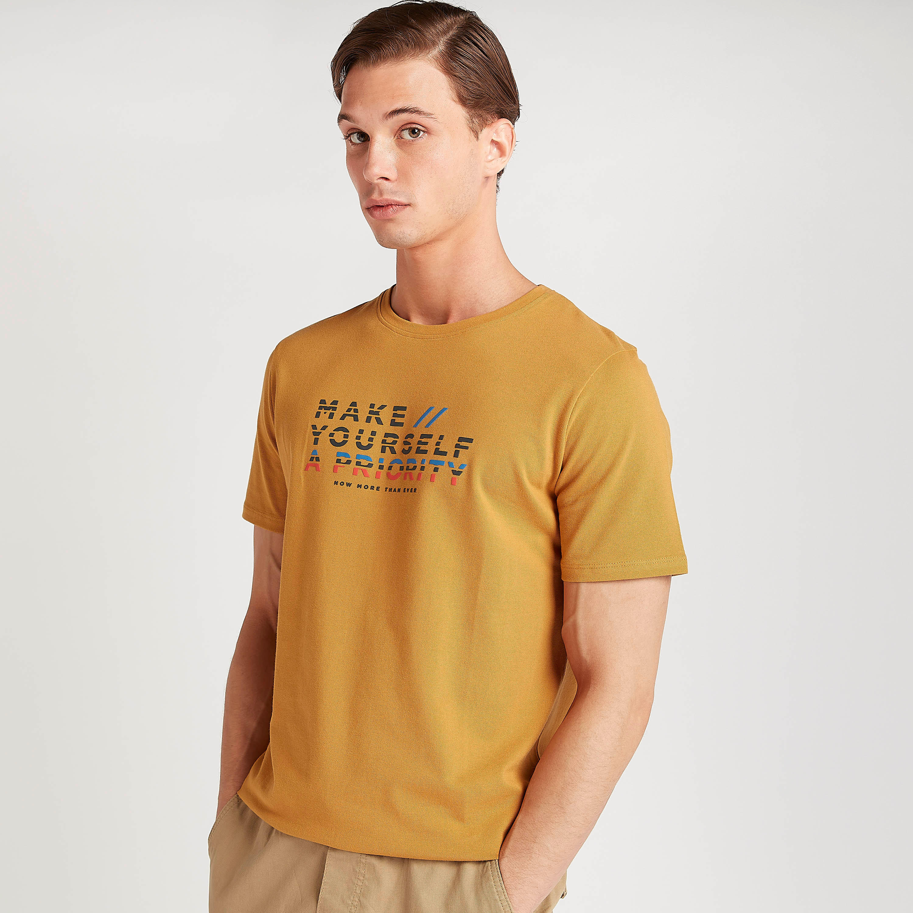 تيشيرت بياقة ضيّقة وأكمام قصيرة وطبعات من بوسيني-men-clothing-tshirtsandpolos-tshirts-image-4