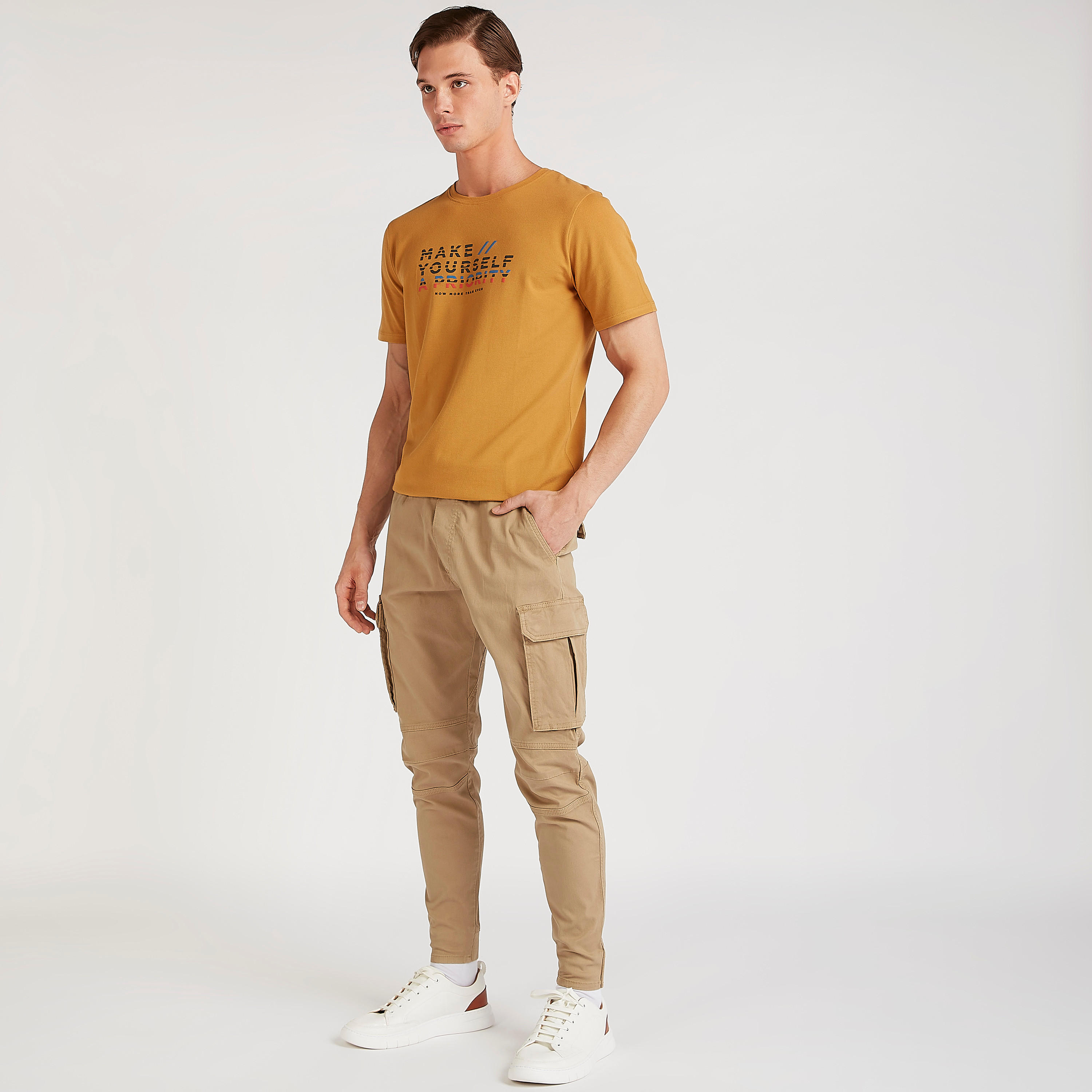 تيشيرت بياقة ضيّقة وأكمام قصيرة وطبعات من بوسيني-men-clothing-tshirtsandpolos-tshirts-image-3