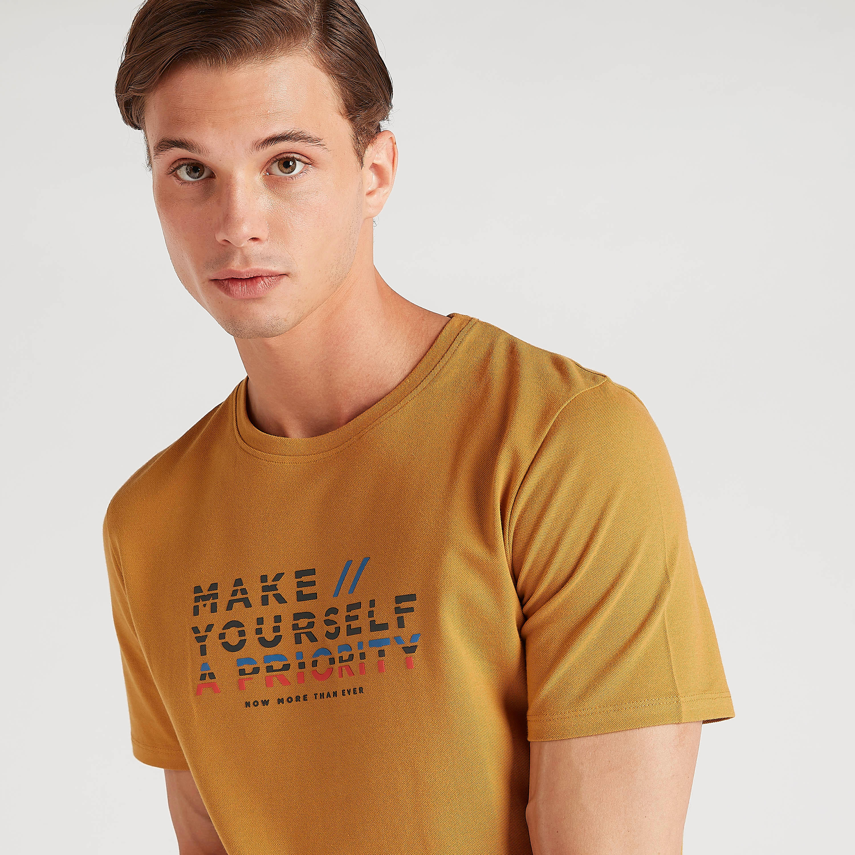 تيشيرت بياقة ضيّقة وأكمام قصيرة وطبعات من بوسيني-men-clothing-tshirtsandpolos-tshirts-image-2