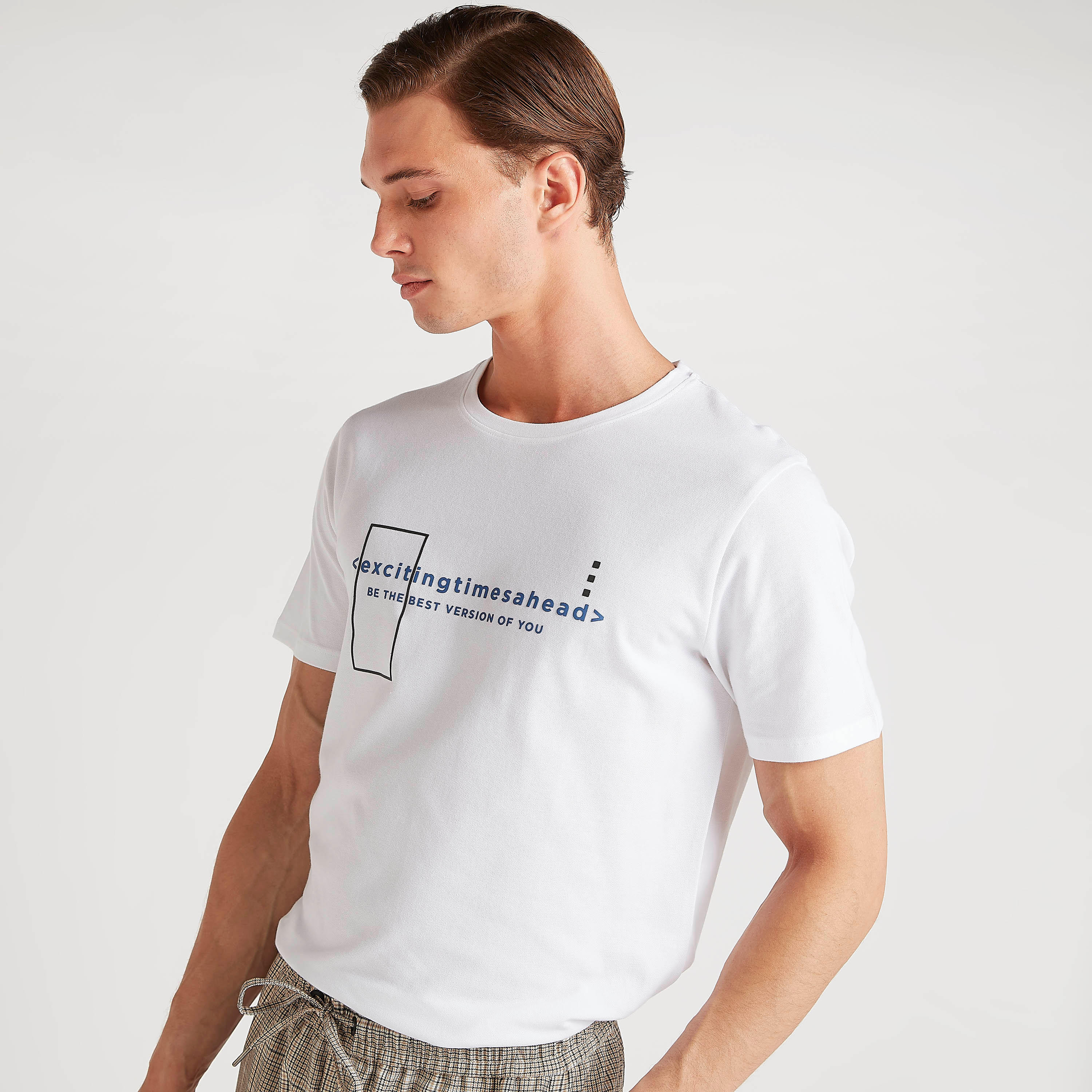 تيشيرت بياقة ضيّقة وأكمام قصيرة وطبعات من آيكونيك-men-clothing-tshirtsandpolos-tshirts-image-1