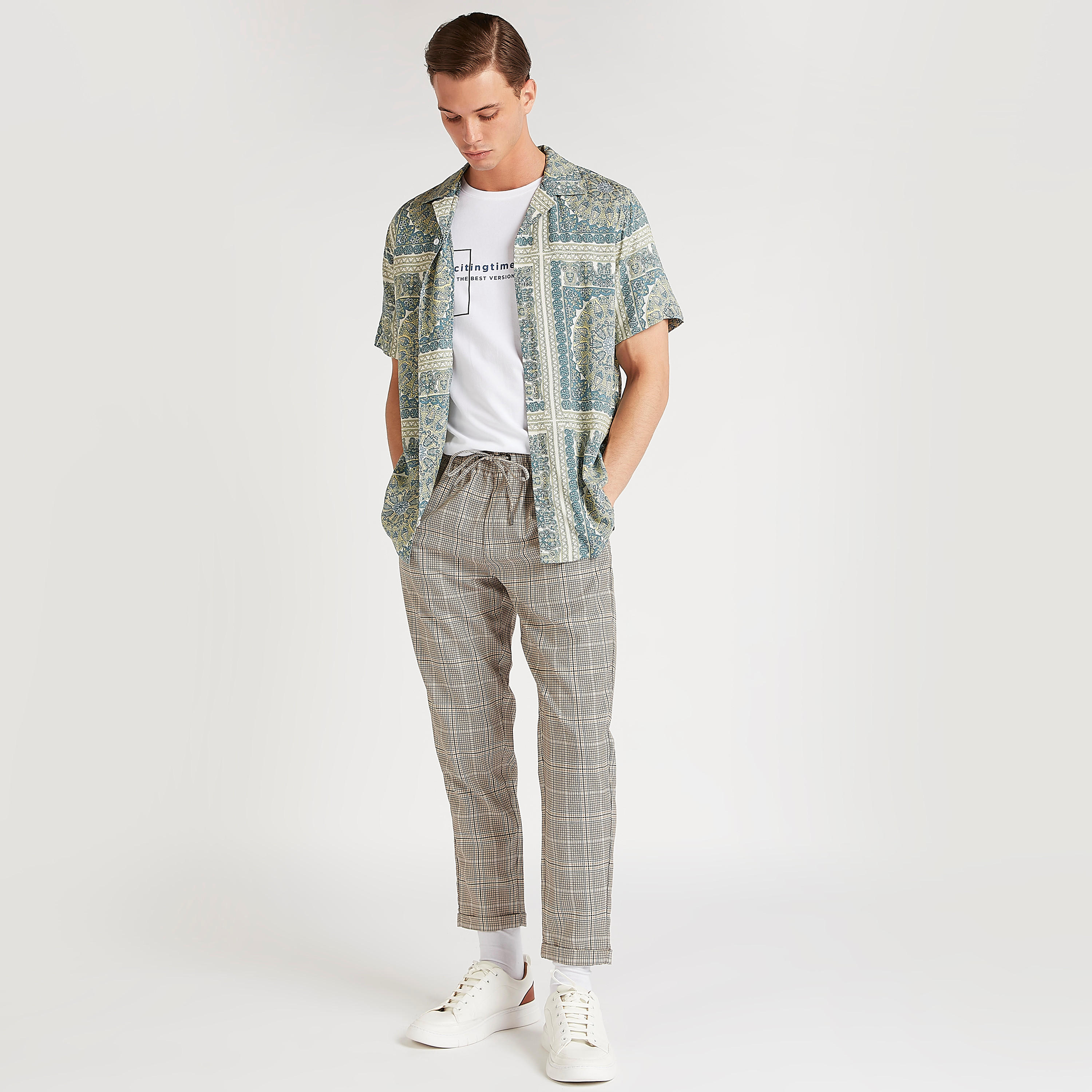 تيشيرت بياقة ضيّقة وأكمام قصيرة وطبعات من آيكونيك-men-clothing-tshirtsandpolos-tshirts-image-2