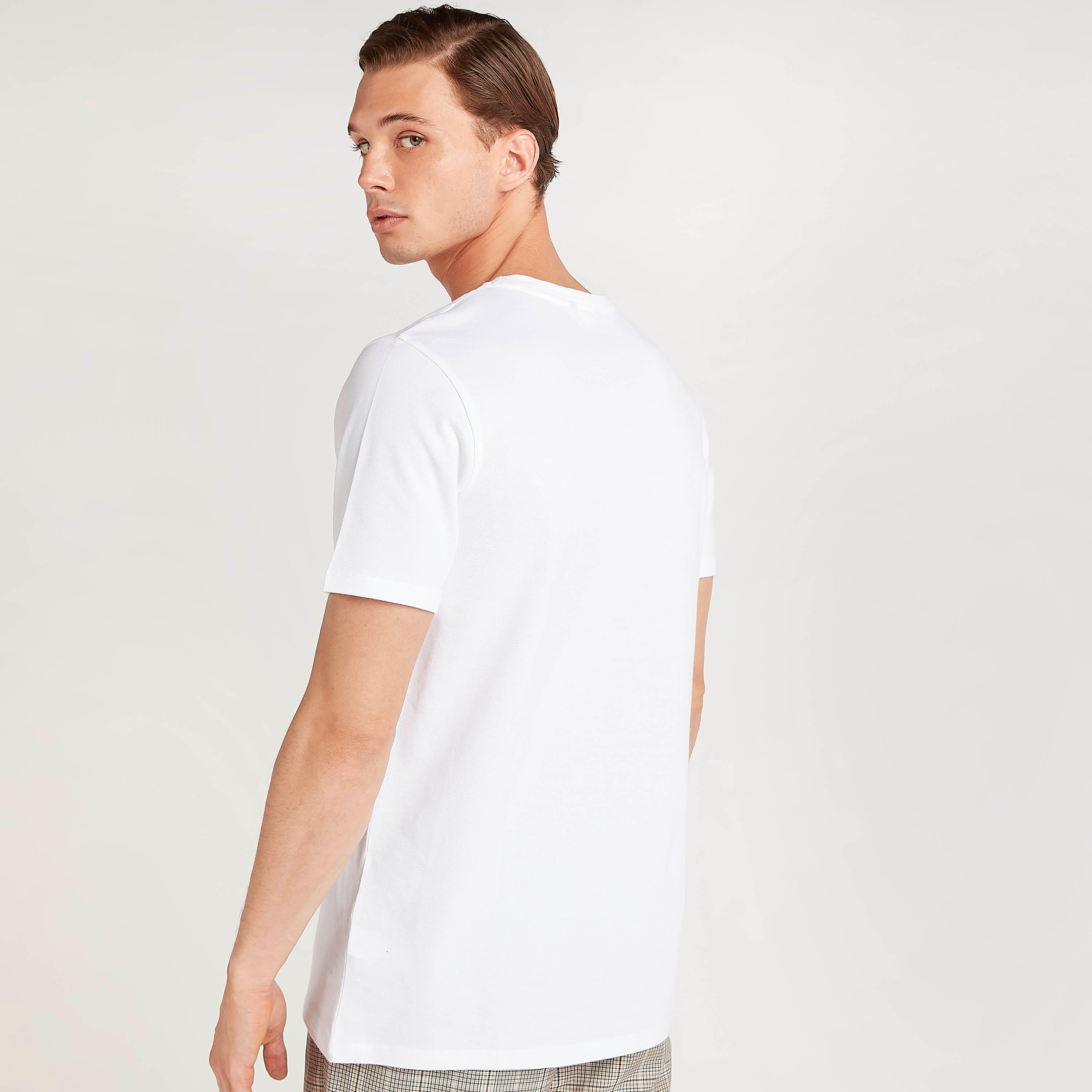 تيشيرت بياقة ضيّقة وأكمام قصيرة وطبعات من آيكونيك-men-clothing-tshirtsandpolos-tshirts-image-4