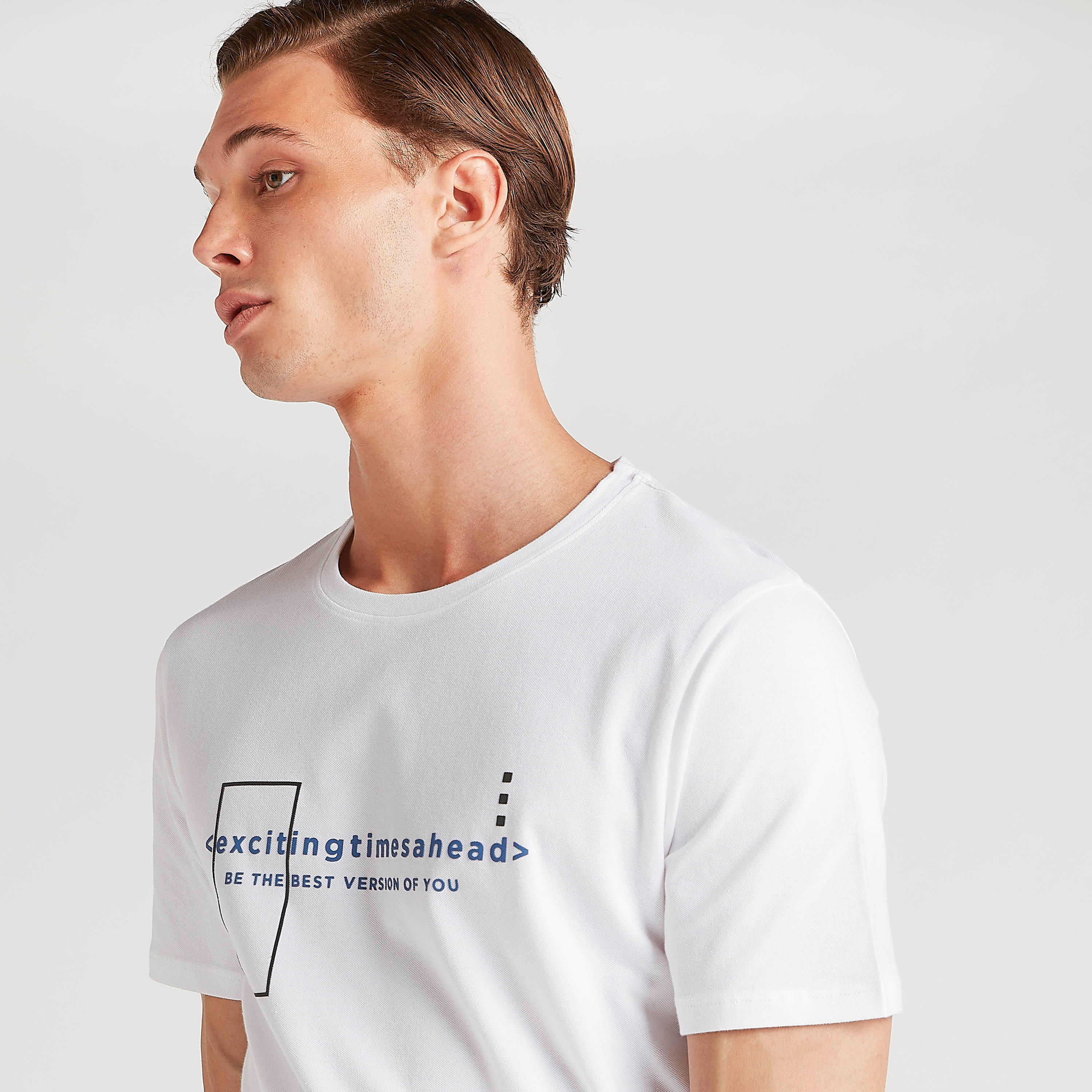 تيشيرت بياقة ضيّقة وأكمام قصيرة وطبعات من آيكونيك-men-clothing-tshirtsandpolos-tshirts-image-5
