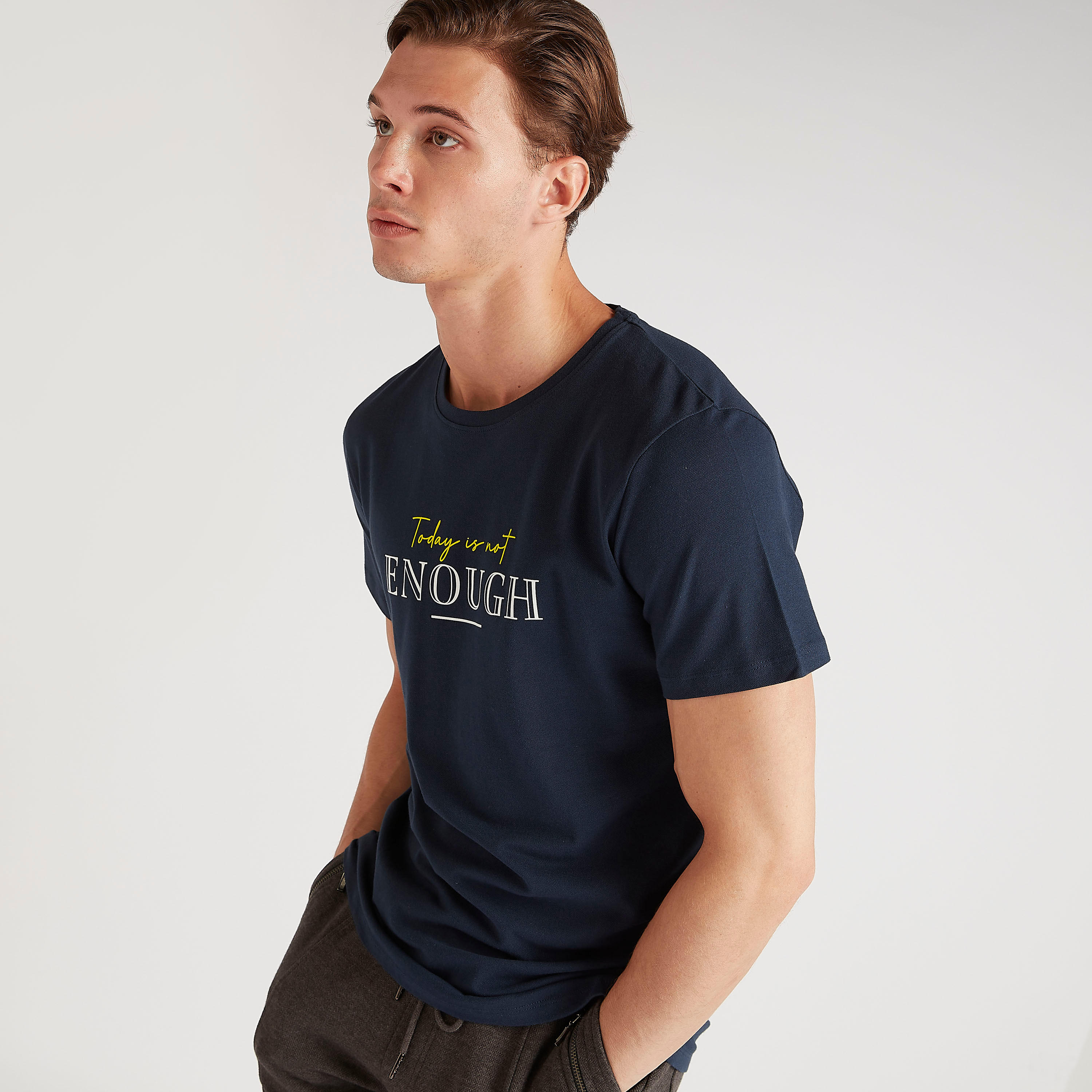 تيشيرت بياقة ضيّقة وأكمام قصيرة وطبعات من آيكونيك-men-clothing-tshirtsandpolos-tshirts-image-1