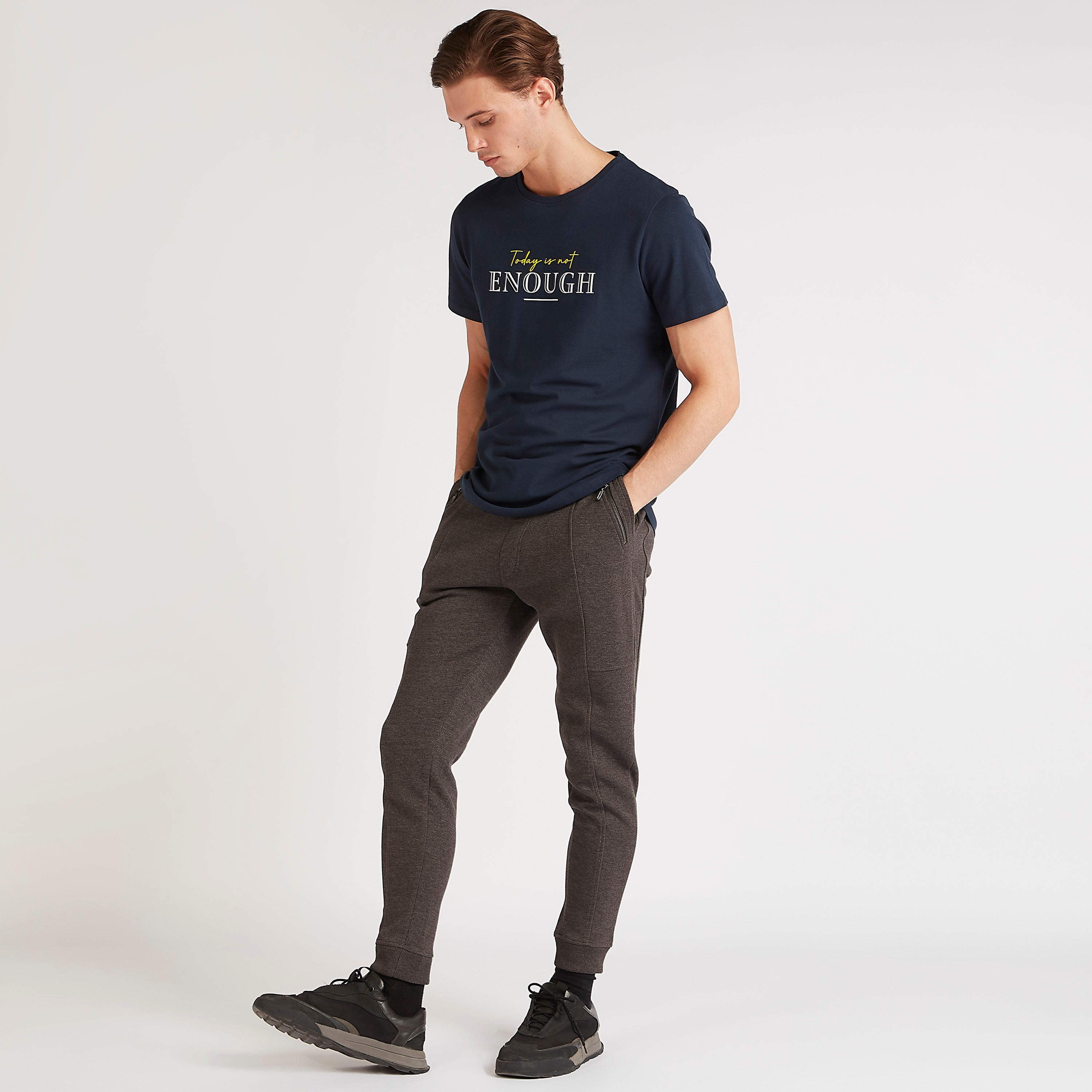 تيشيرت بياقة ضيّقة وأكمام قصيرة وطبعات من آيكونيك-men-clothing-tshirtsandpolos-tshirts-image-2