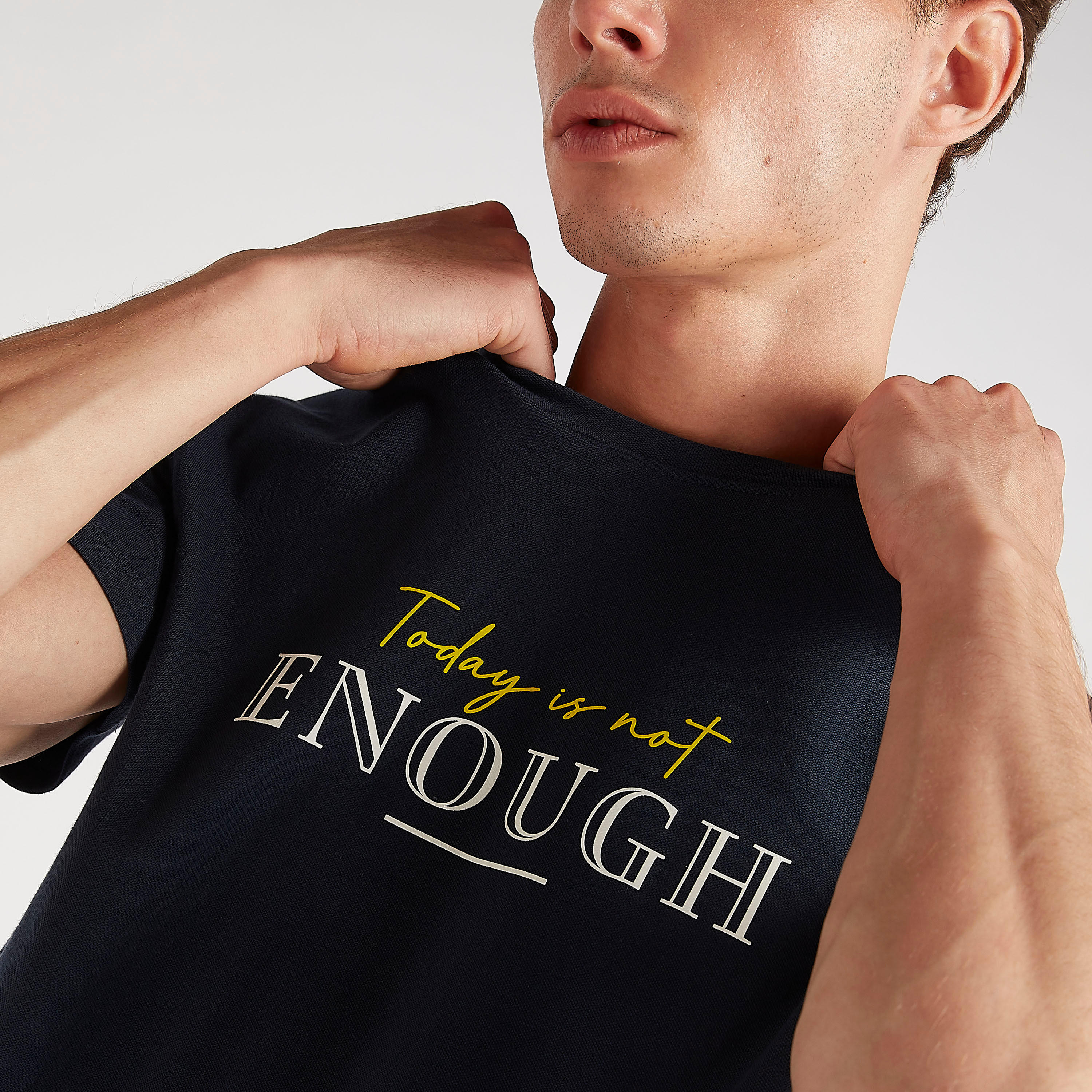 تيشيرت بياقة ضيّقة وأكمام قصيرة وطبعات من آيكونيك-men-clothing-tshirtsandpolos-tshirts-image-3