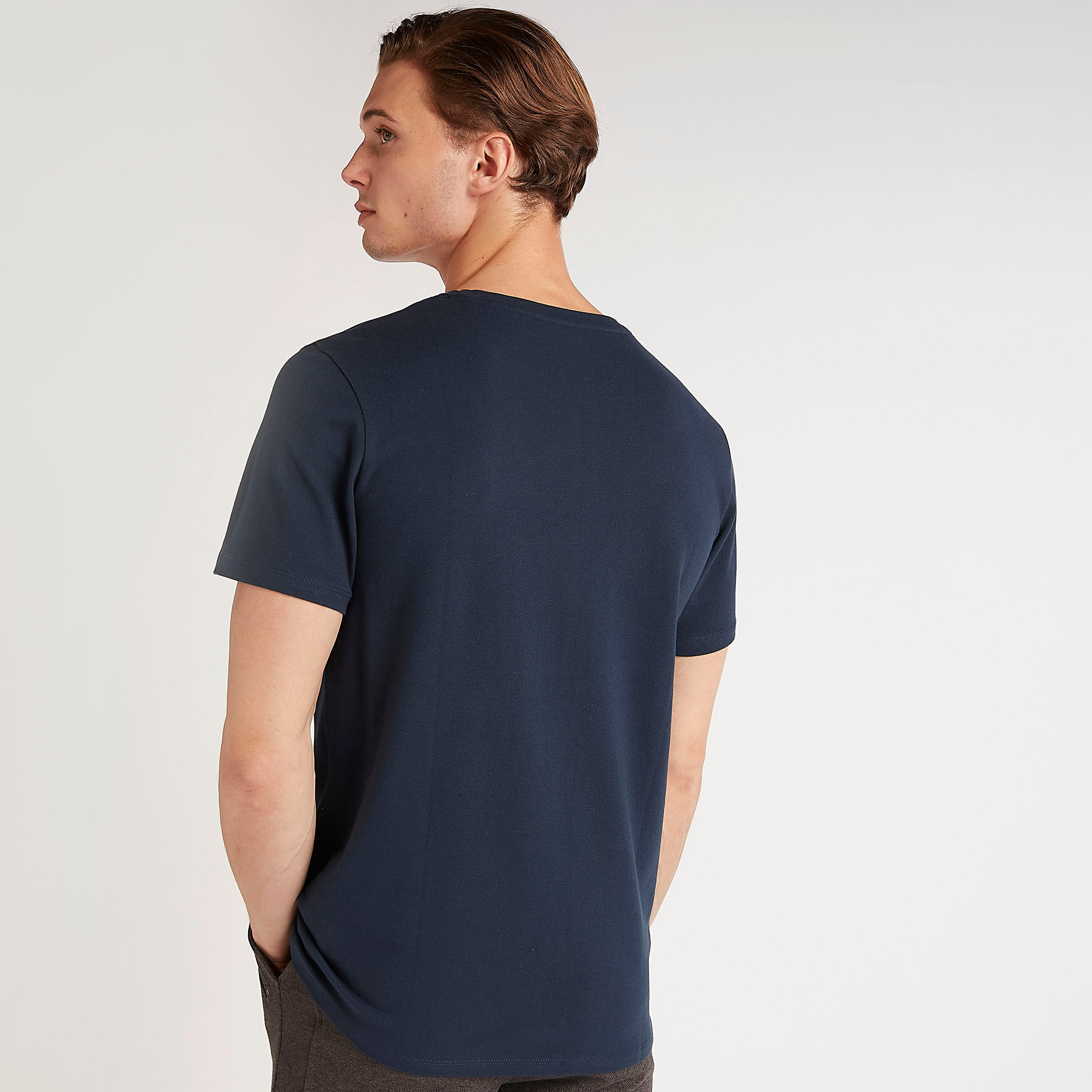 تيشيرت بياقة ضيّقة وأكمام قصيرة وطبعات من آيكونيك-men-clothing-tshirtsandpolos-tshirts-image-4