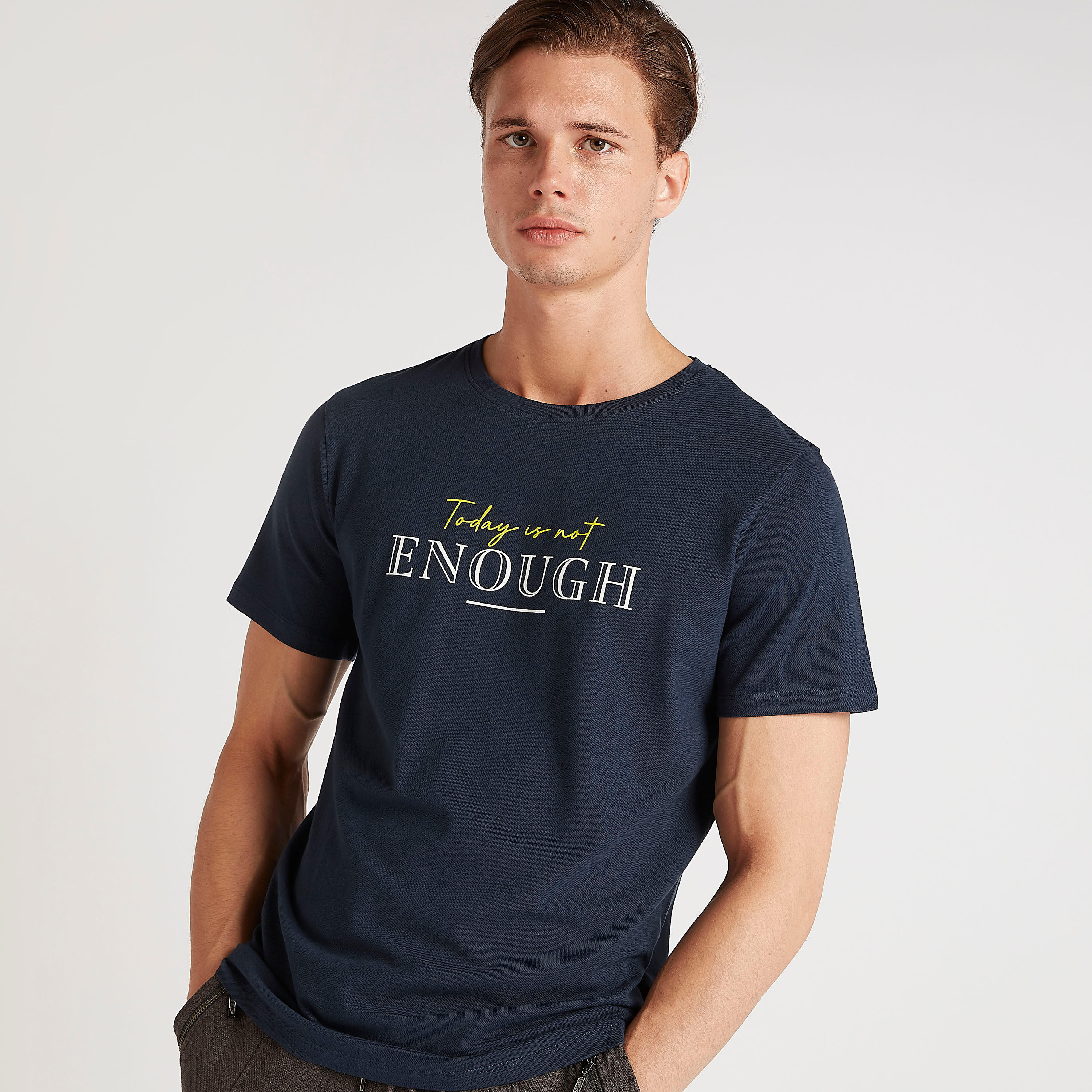 تيشيرت بياقة ضيّقة وأكمام قصيرة وطبعات من آيكونيك-men-clothing-tshirtsandpolos-tshirts-image-5