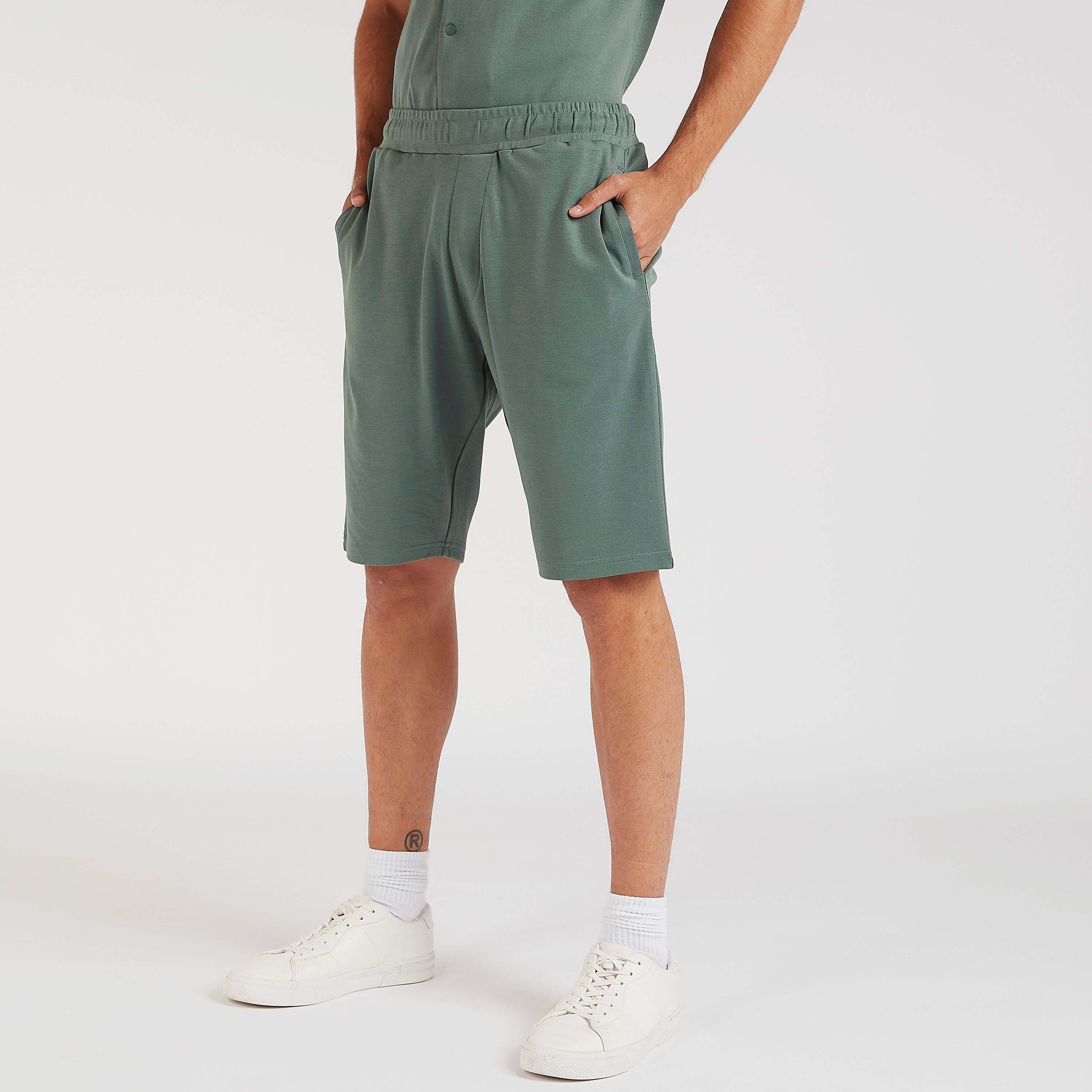 شورت سادة بخصر مطاطي وجيوب من آيكونيك-men-clothing-bottoms-shorts-image-5