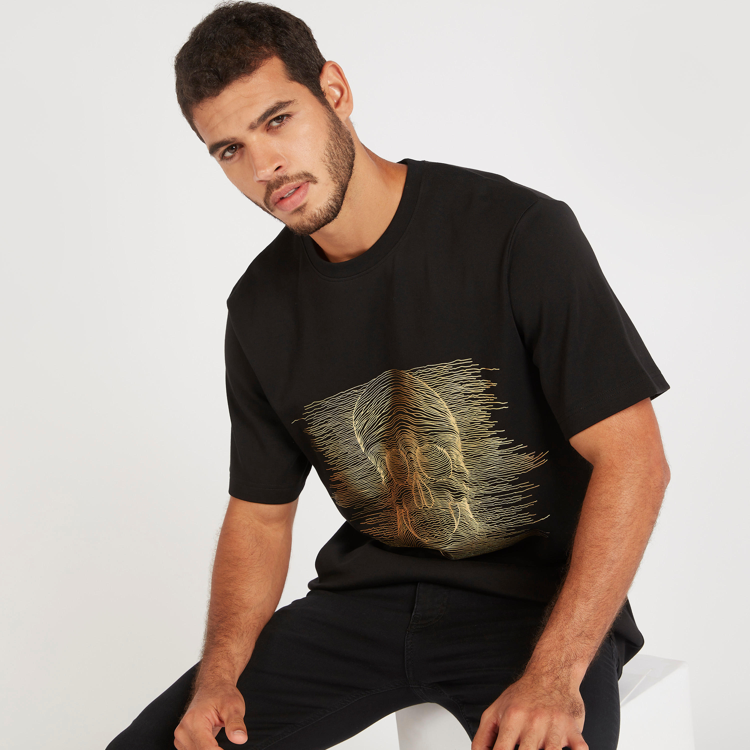 تيشيرت بياقة ضيّقة وأكمام قصيرة وطبعات من آيكونيك-men-clothing-tshirtsandpolos-tshirts-image-1