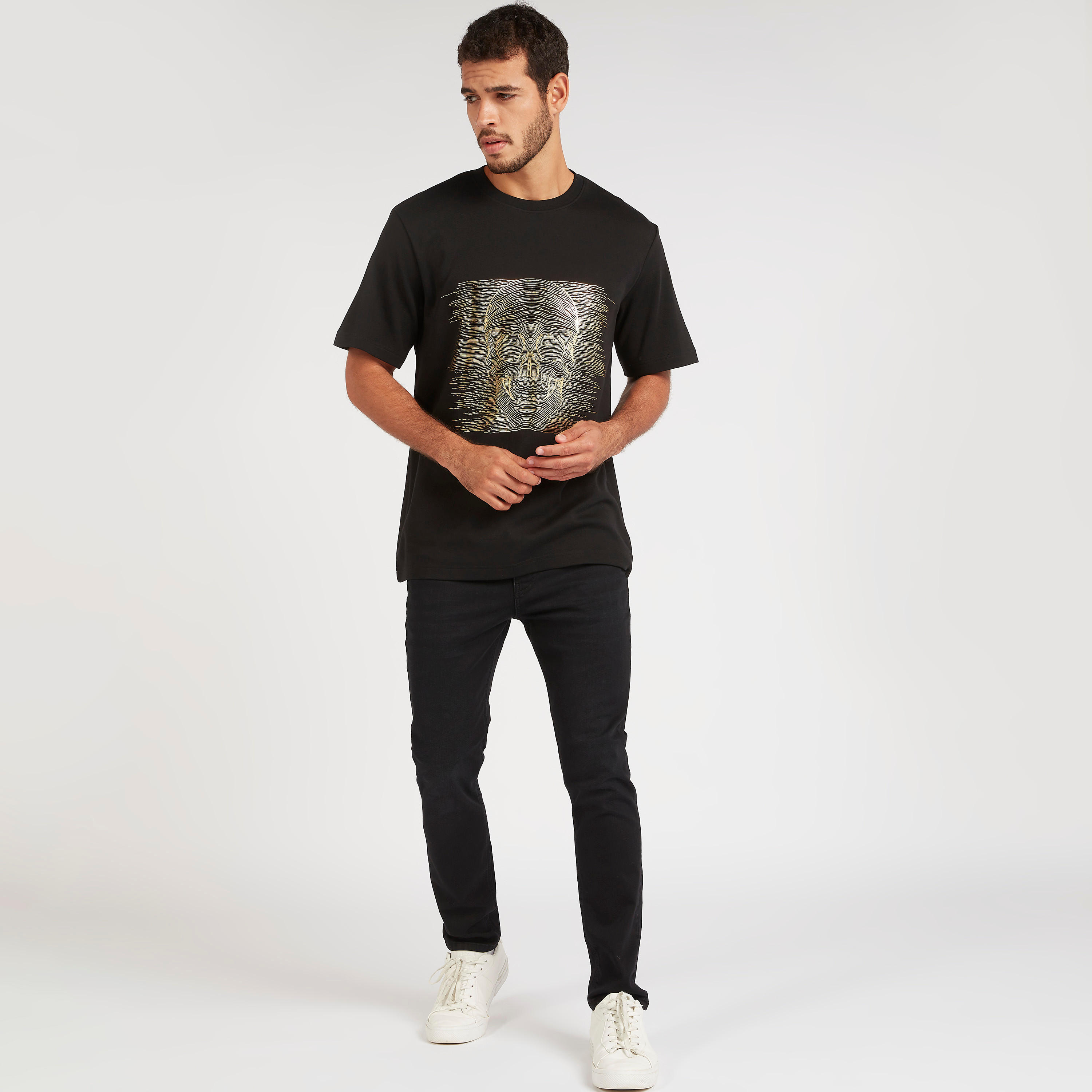 تيشيرت بياقة ضيّقة وأكمام قصيرة وطبعات من آيكونيك-men-clothing-tshirtsandpolos-tshirts-image-2