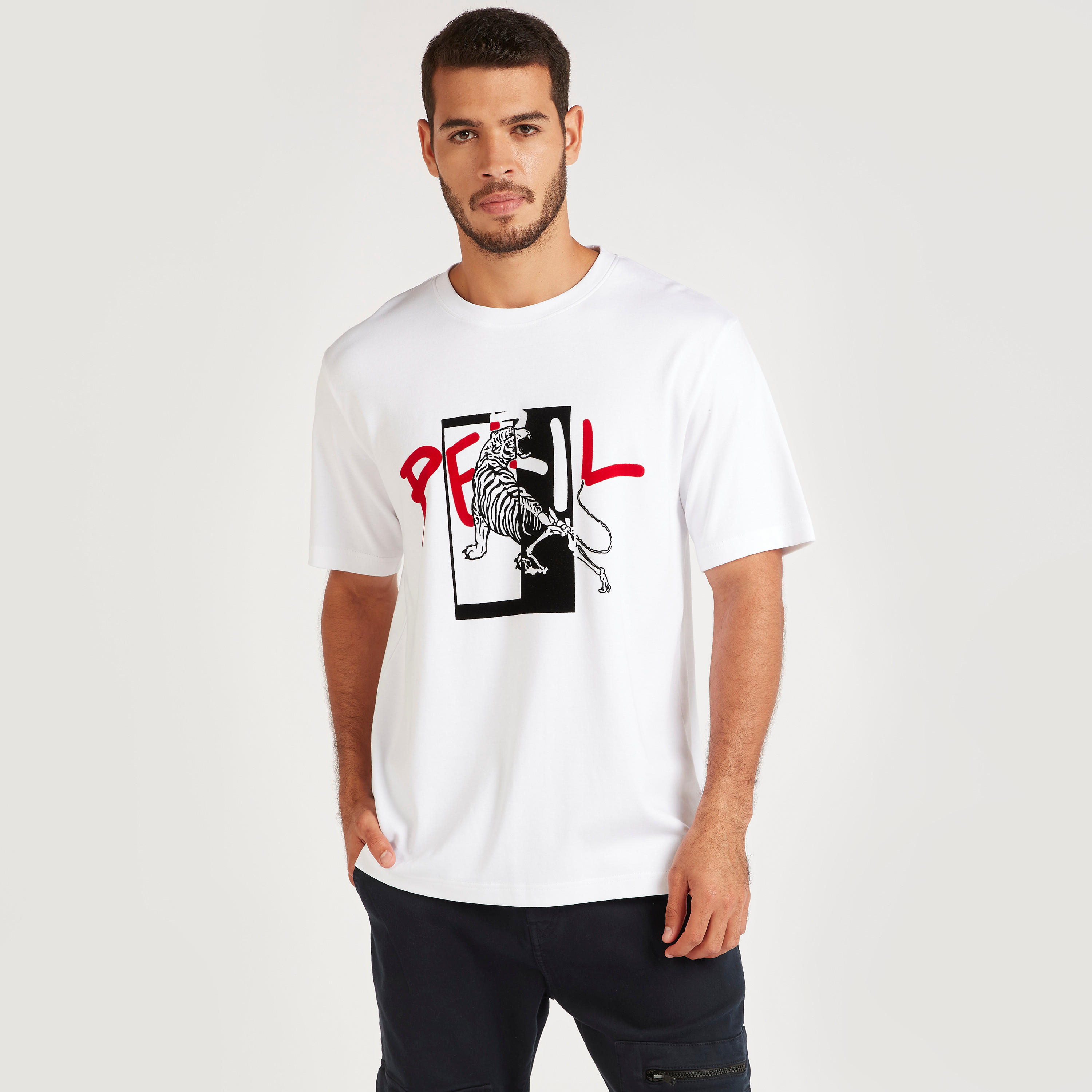 تيشيرت بياقة ضيّقة وأكمام قصيرة وطبعات من آيكونيك-men-clothing-tshirtsandpolos-tshirts-image-1