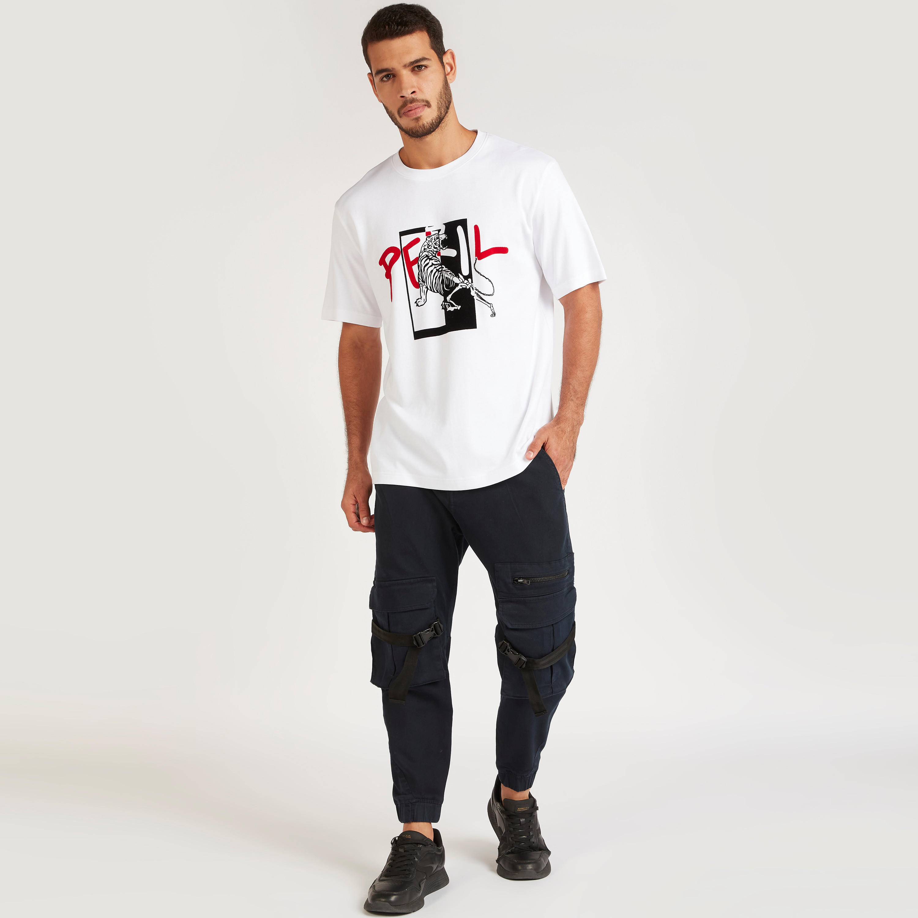 تيشيرت بياقة ضيّقة وأكمام قصيرة وطبعات من آيكونيك-men-clothing-tshirtsandpolos-tshirts-image-2