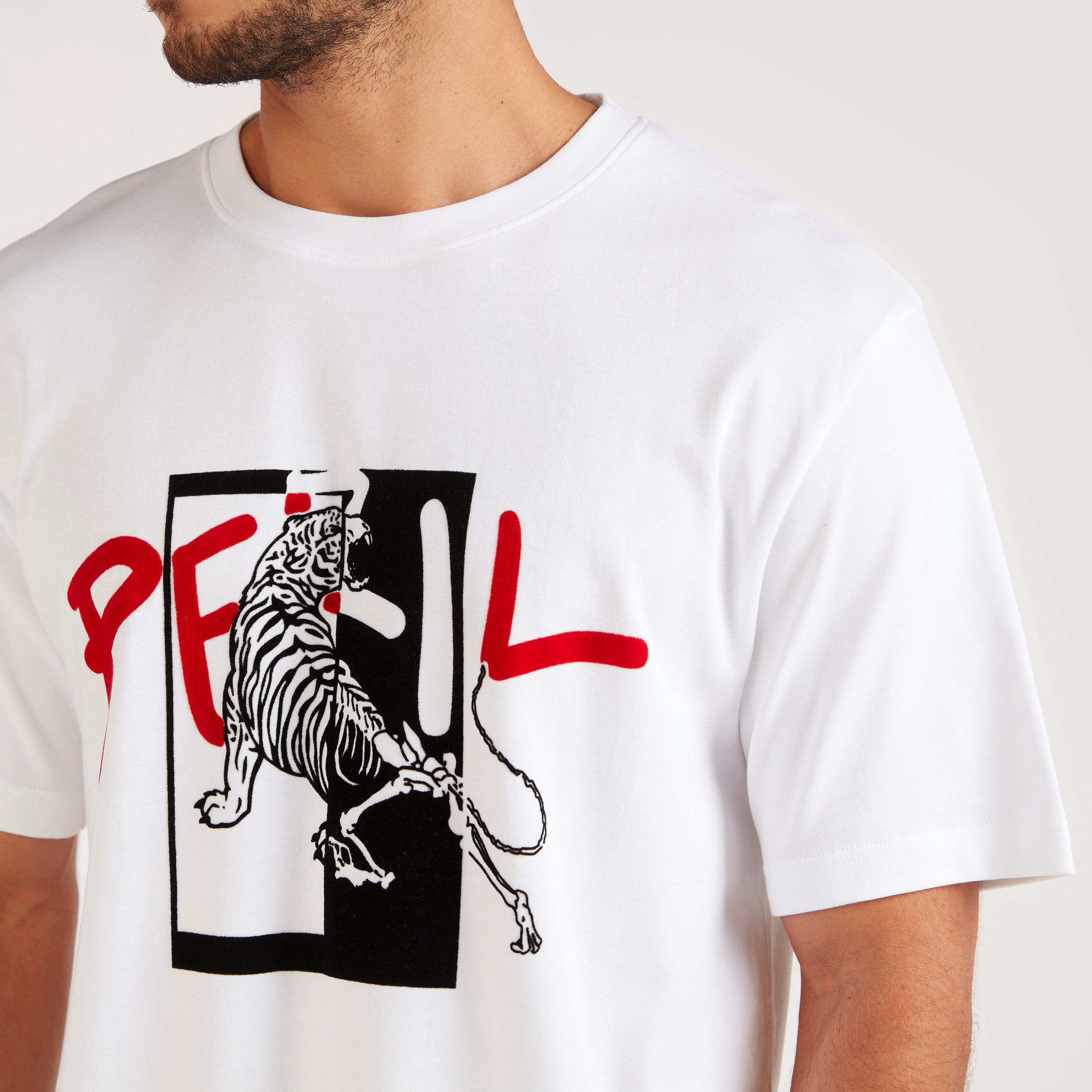 تيشيرت بياقة ضيّقة وأكمام قصيرة وطبعات من آيكونيك-men-clothing-tshirtsandpolos-tshirts-image-3