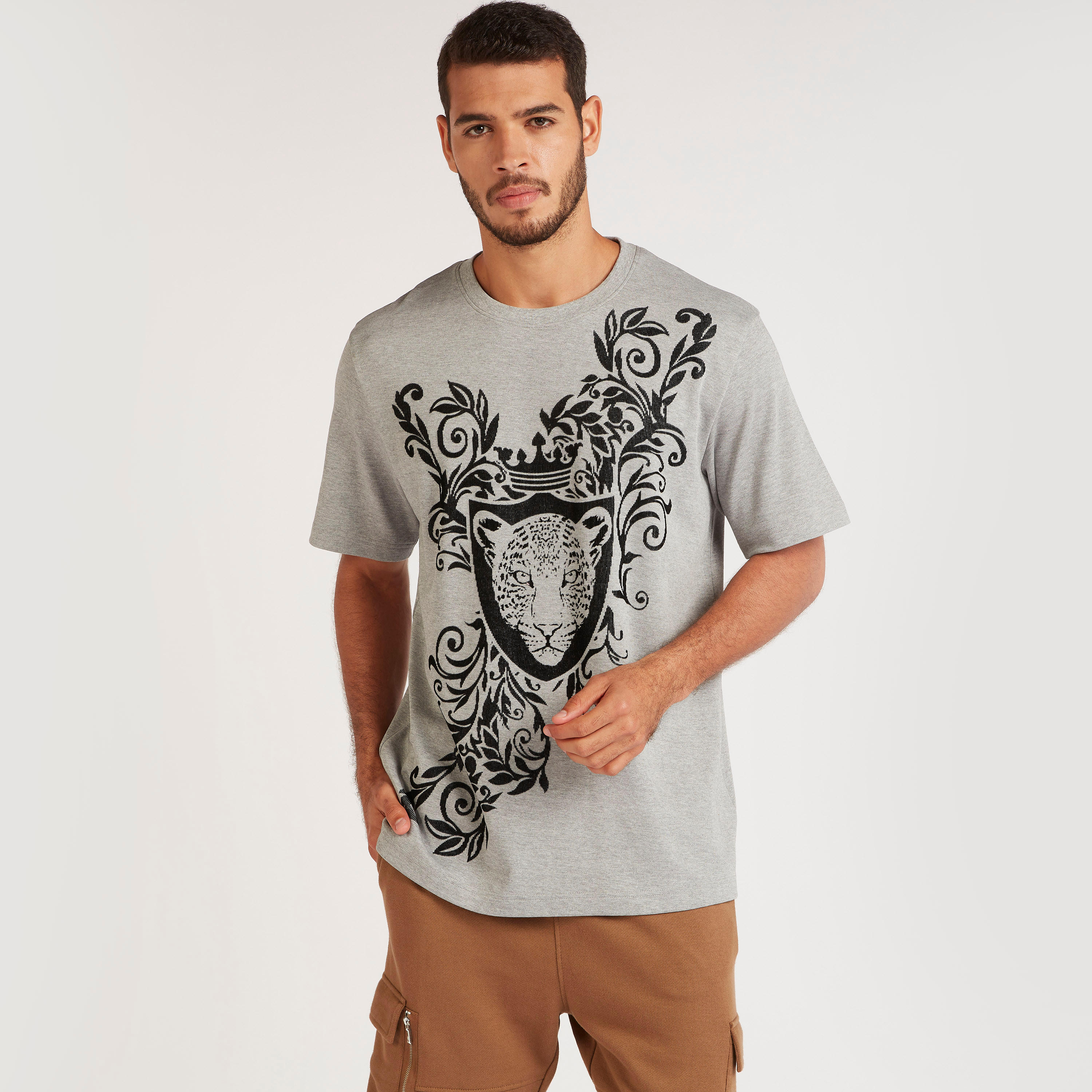 تيشيرت بياقة ضيّقة وأكمام قصيرة وطبعات من آيكونيك-men-clothing-tshirtsandpolos-tshirts-image-1