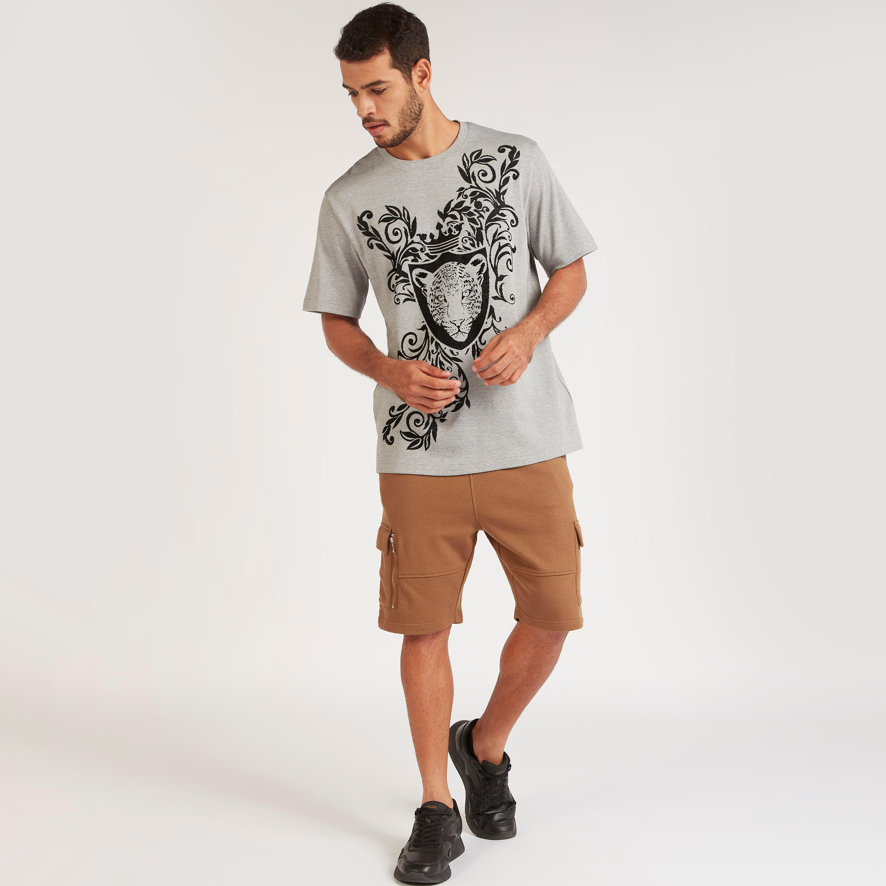 تيشيرت بياقة ضيّقة وأكمام قصيرة وطبعات من آيكونيك-men-clothing-tshirtsandpolos-tshirts-image-2