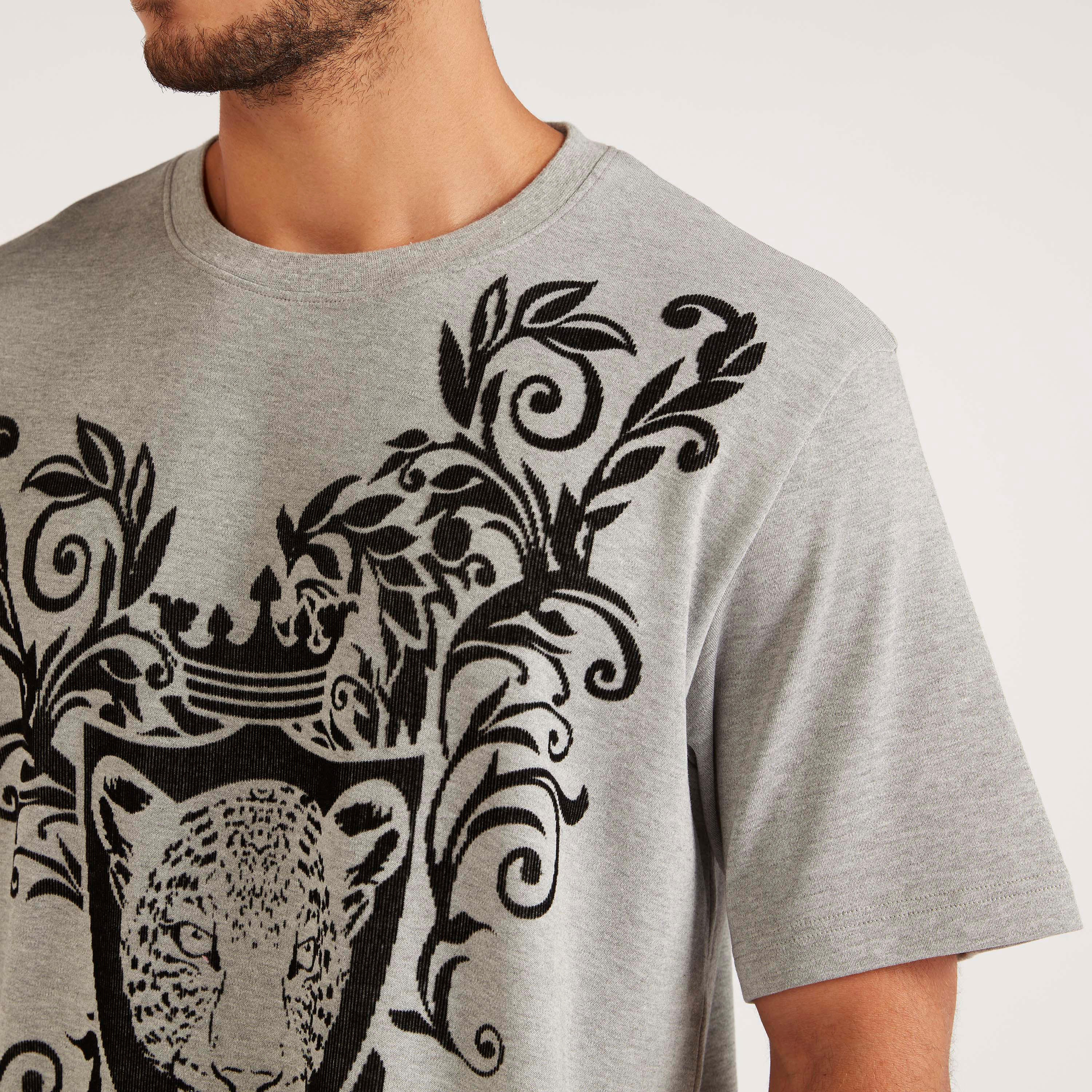تيشيرت بياقة ضيّقة وأكمام قصيرة وطبعات من آيكونيك-men-clothing-tshirtsandpolos-tshirts-image-3