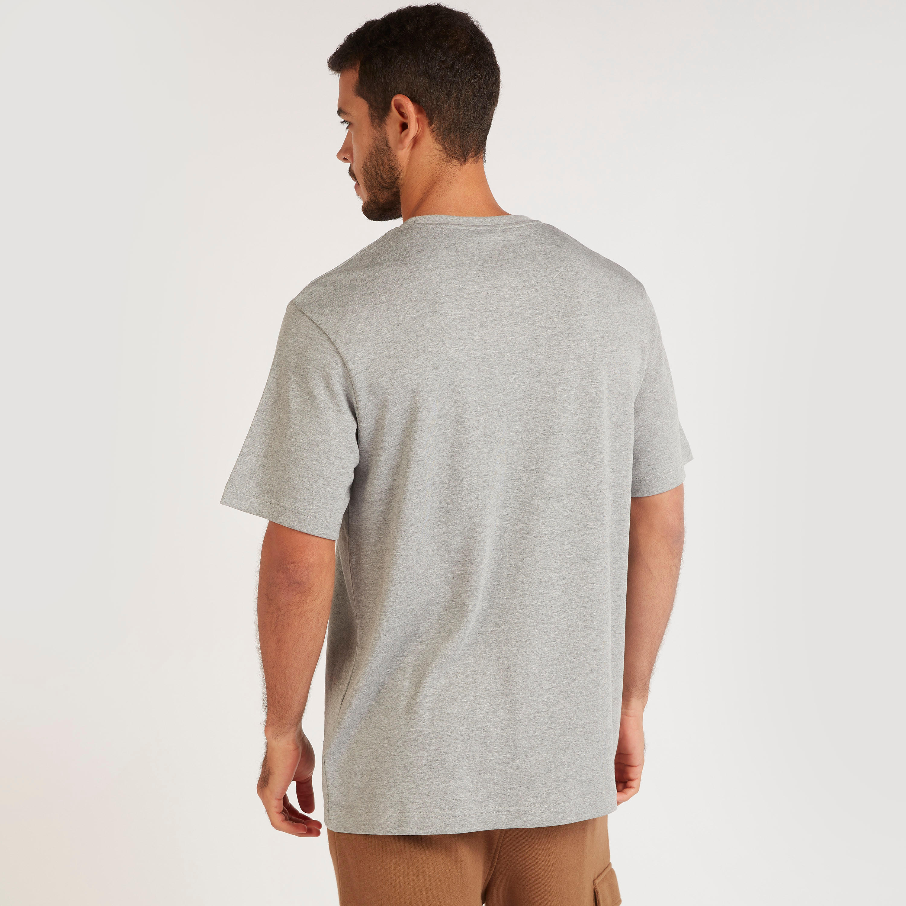 تيشيرت بياقة ضيّقة وأكمام قصيرة وطبعات من آيكونيك-men-clothing-tshirtsandpolos-tshirts-image-4
