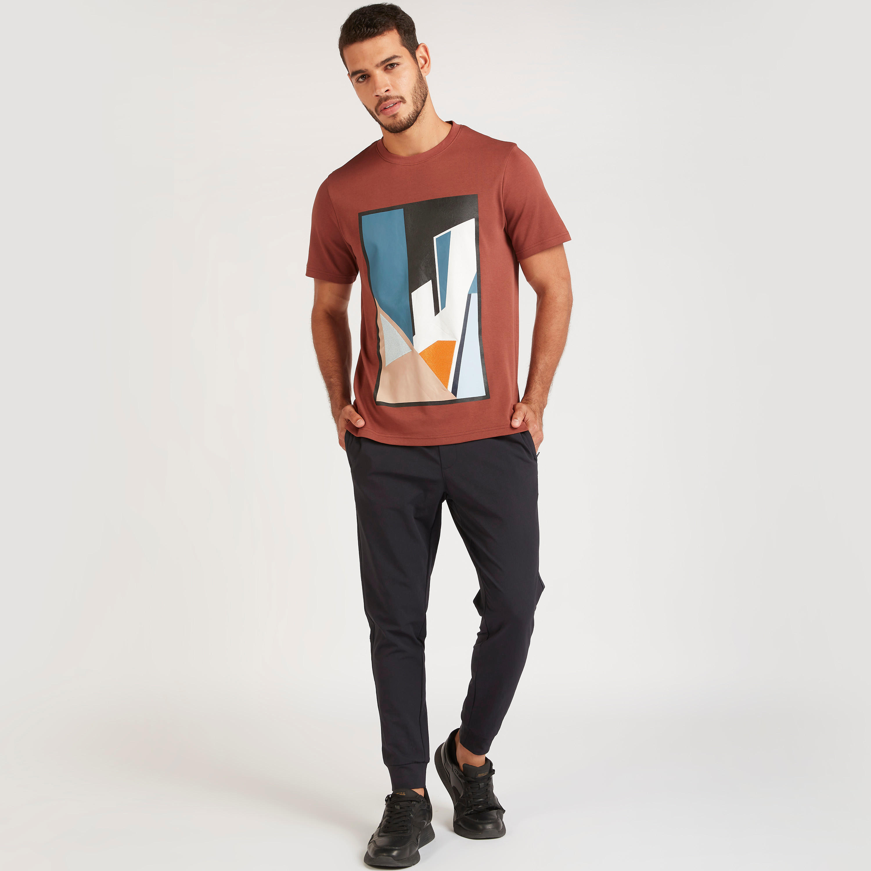 تيشيرت بياقة ضيّقة وأكمام قصيرة وطبعات من آيكونيك-men-clothing-tshirtsandpolos-tshirts-image-2