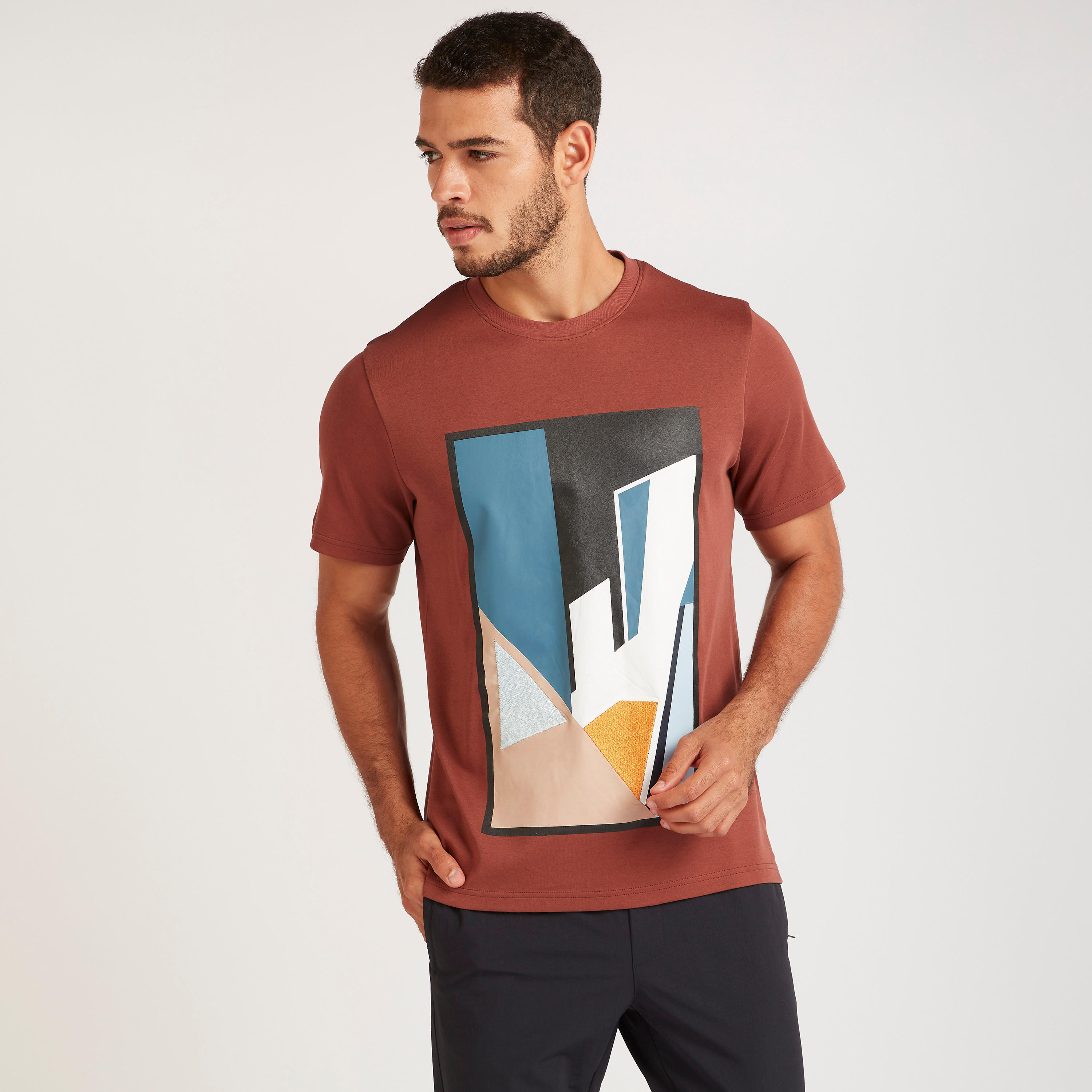 تيشيرت بياقة ضيّقة وأكمام قصيرة وطبعات من آيكونيك-men-clothing-tshirtsandpolos-tshirts-image-5