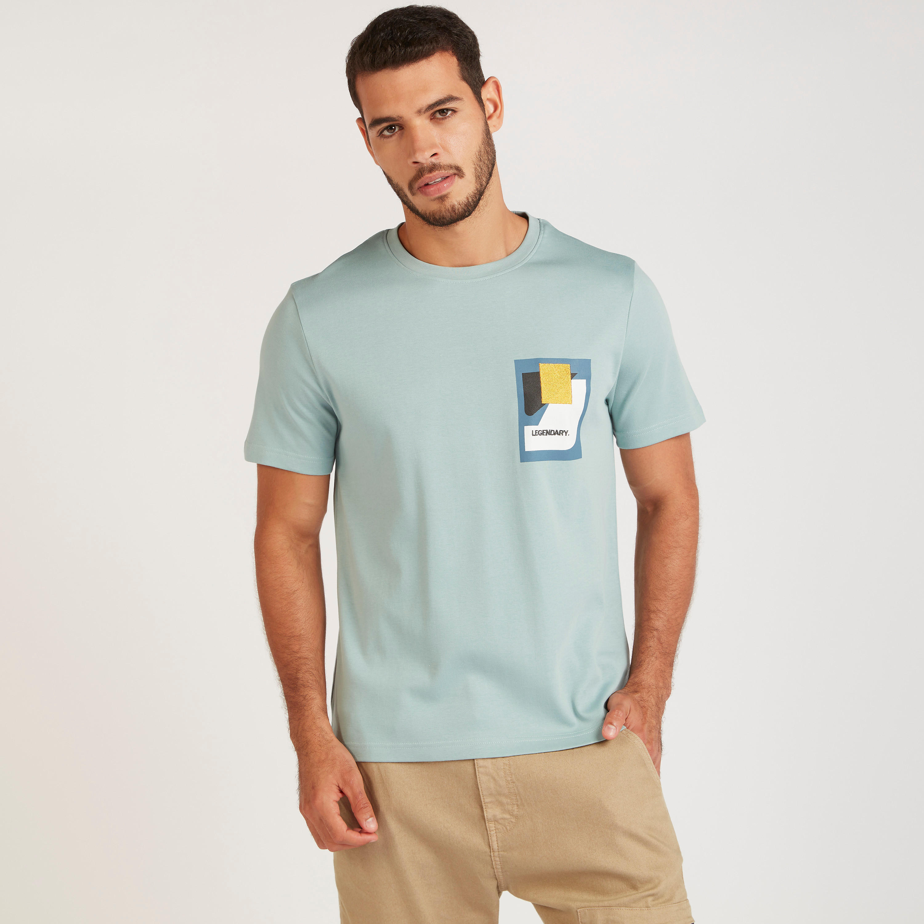 تيشيرت بياقة ضيّقة وأكمام قصيرة وطبعات من آيكونيك-men-clothing-tshirtsandpolos-tshirts-image-1