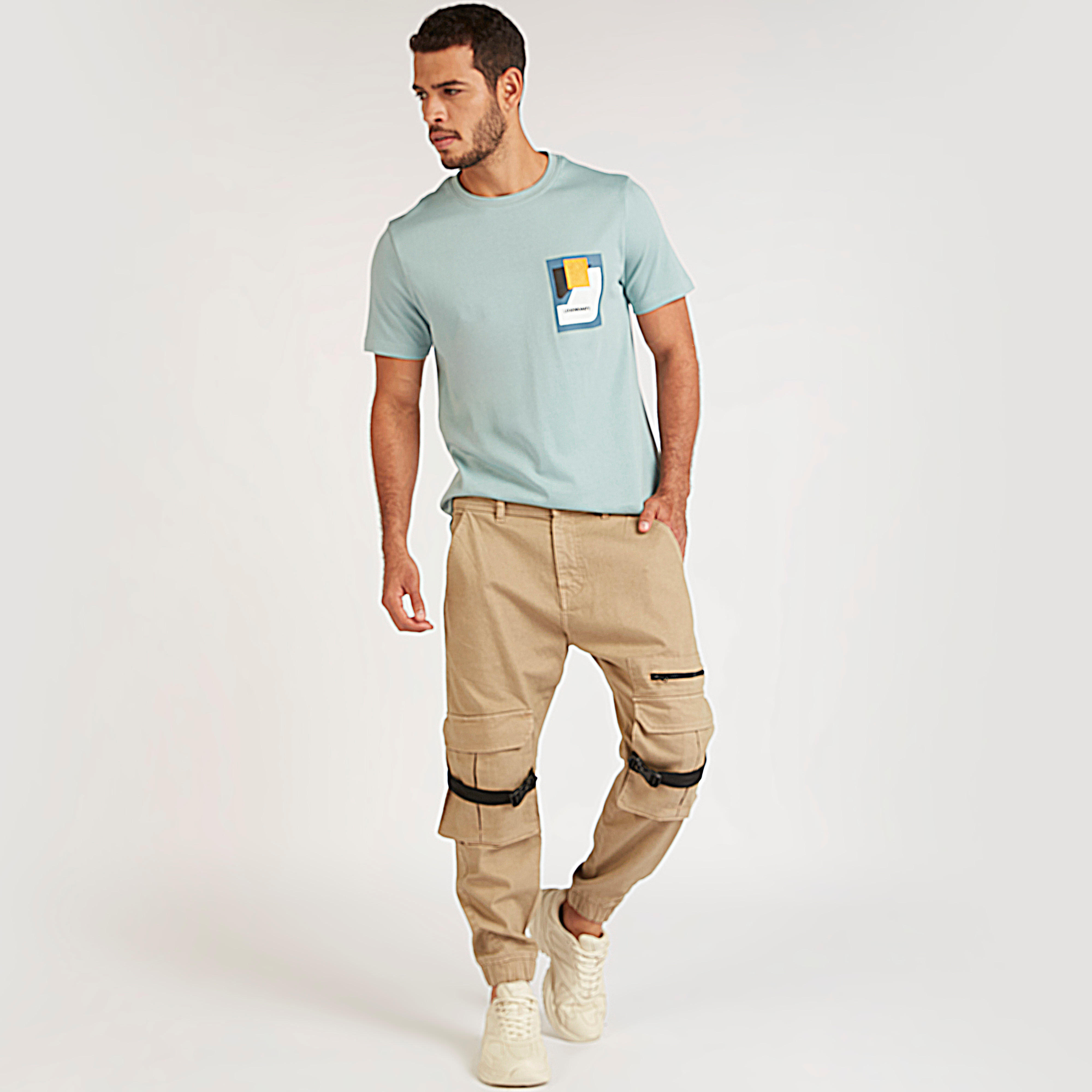 تيشيرت بياقة ضيّقة وأكمام قصيرة وطبعات من آيكونيك-men-clothing-tshirtsandpolos-tshirts-image-2