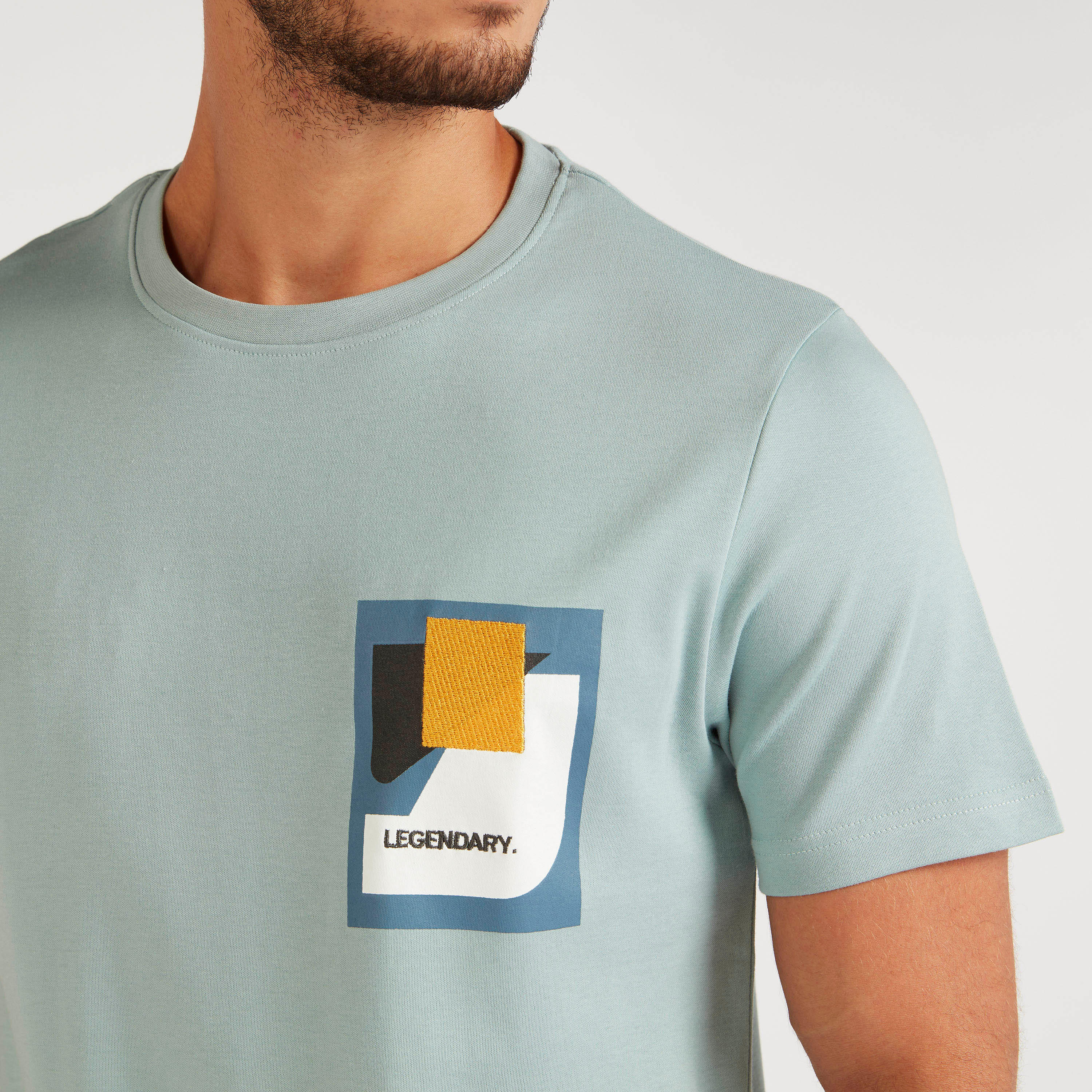 تيشيرت بياقة ضيّقة وأكمام قصيرة وطبعات من آيكونيك-men-clothing-tshirtsandpolos-tshirts-image-3