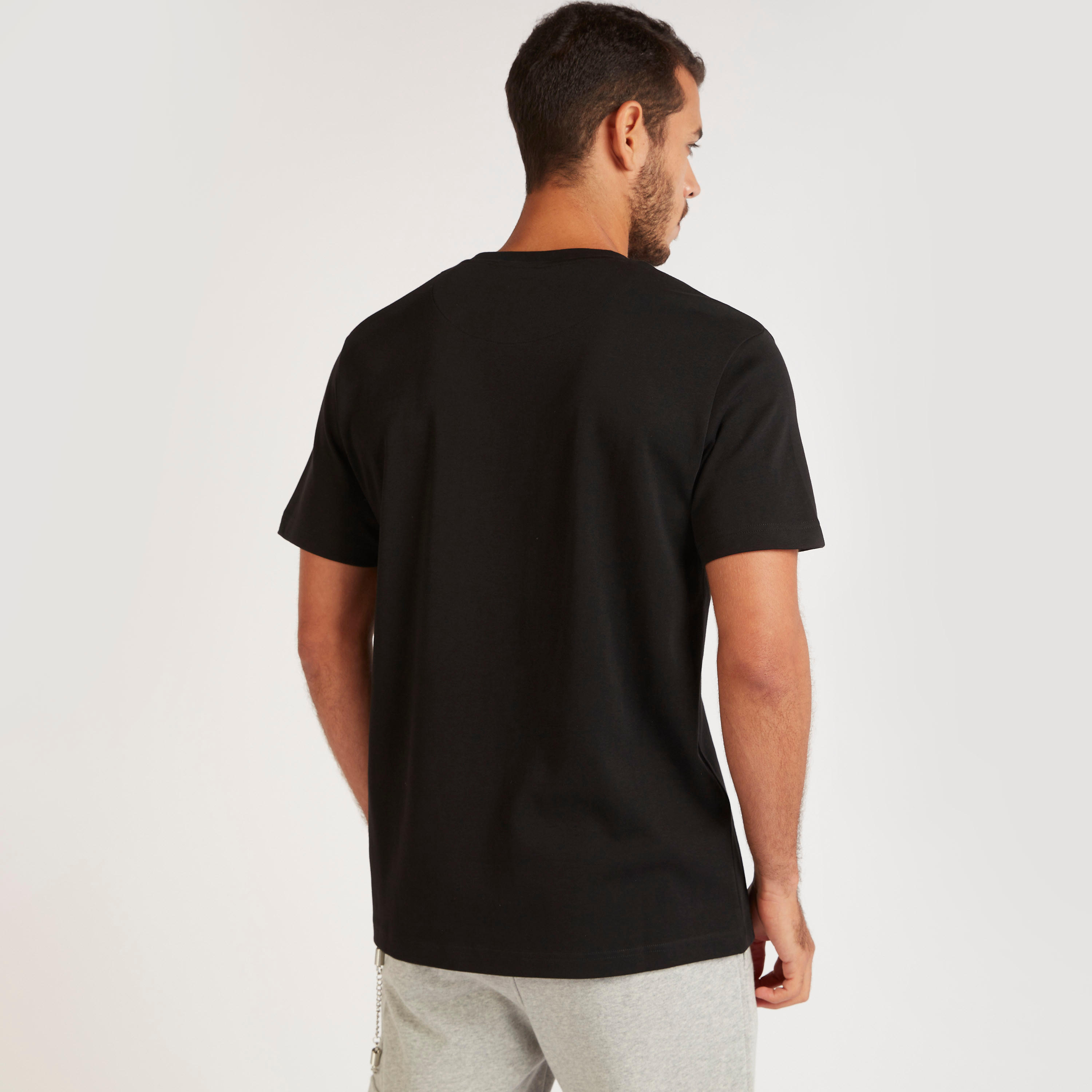 تيشيرت بياقة ضيّقة وأكمام قصيرة وطبعات من بوسيني-men-clothing-tshirtsandpolos-tshirts-image-4