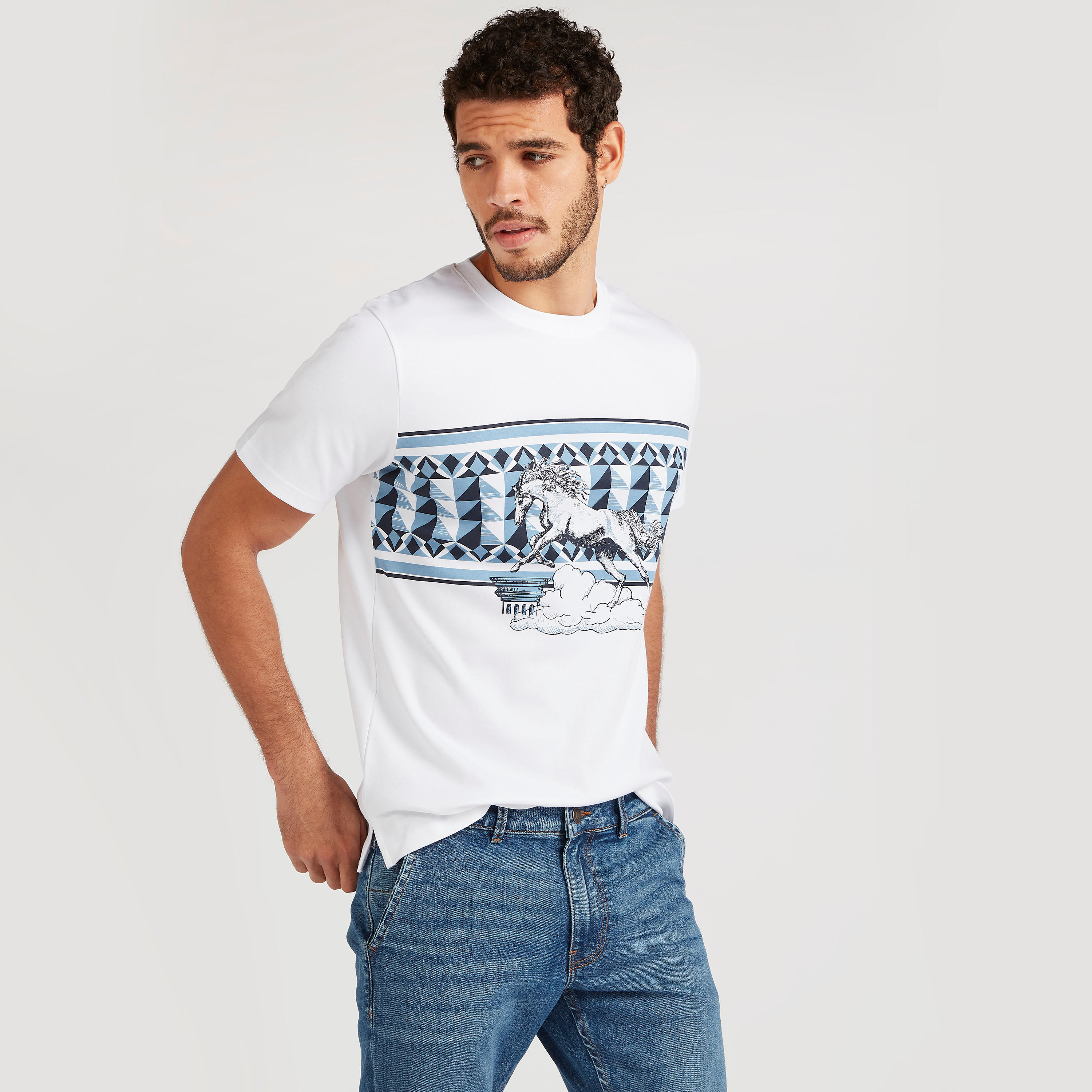 تيشيرت بياقة ضيّقة وأكمام قصيرة وطبعات من آيكونيك-men-clothing-tshirtsandpolos-tshirts-image-5