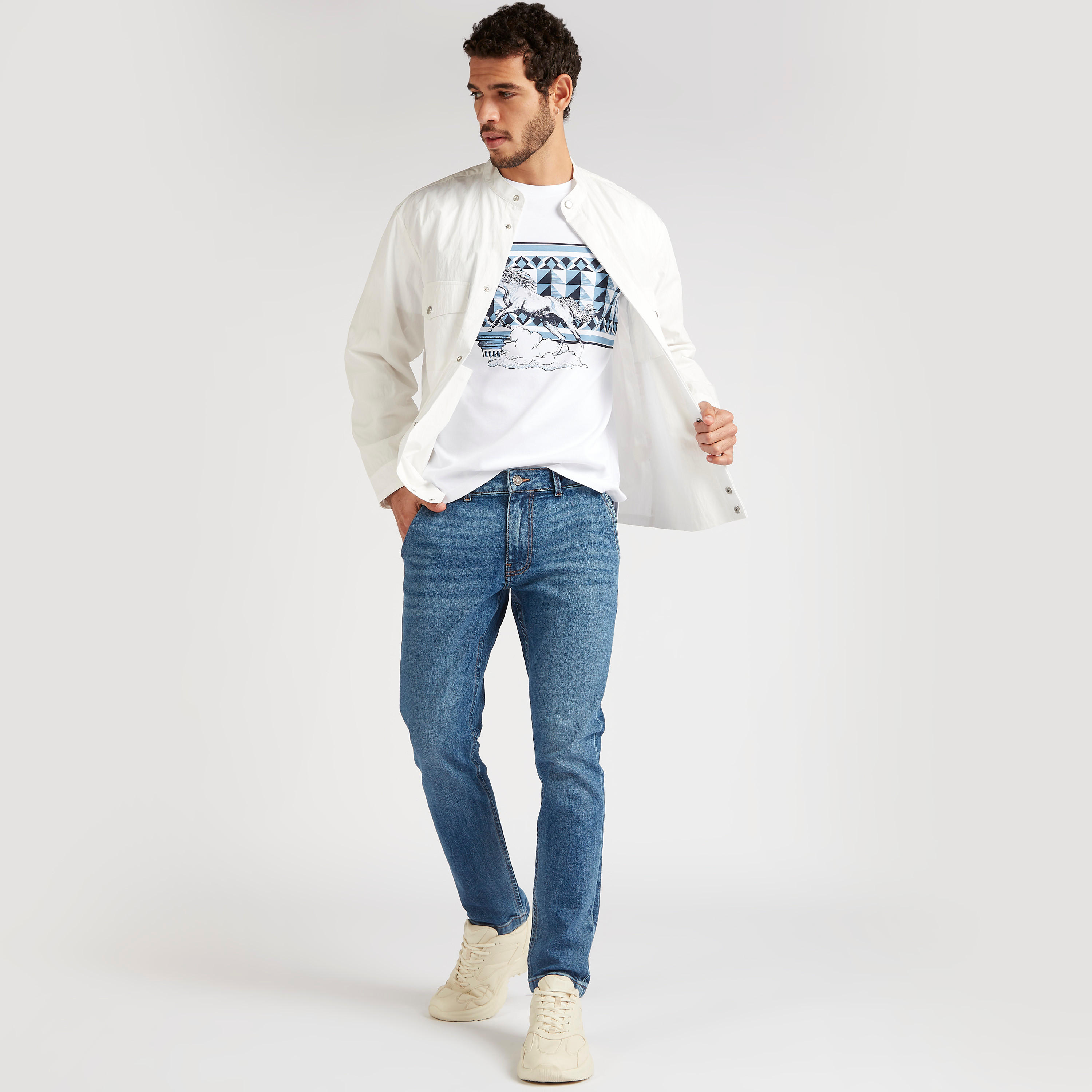 تيشيرت بياقة ضيّقة وأكمام قصيرة وطبعات من آيكونيك-men-clothing-tshirtsandpolos-tshirts-image-4