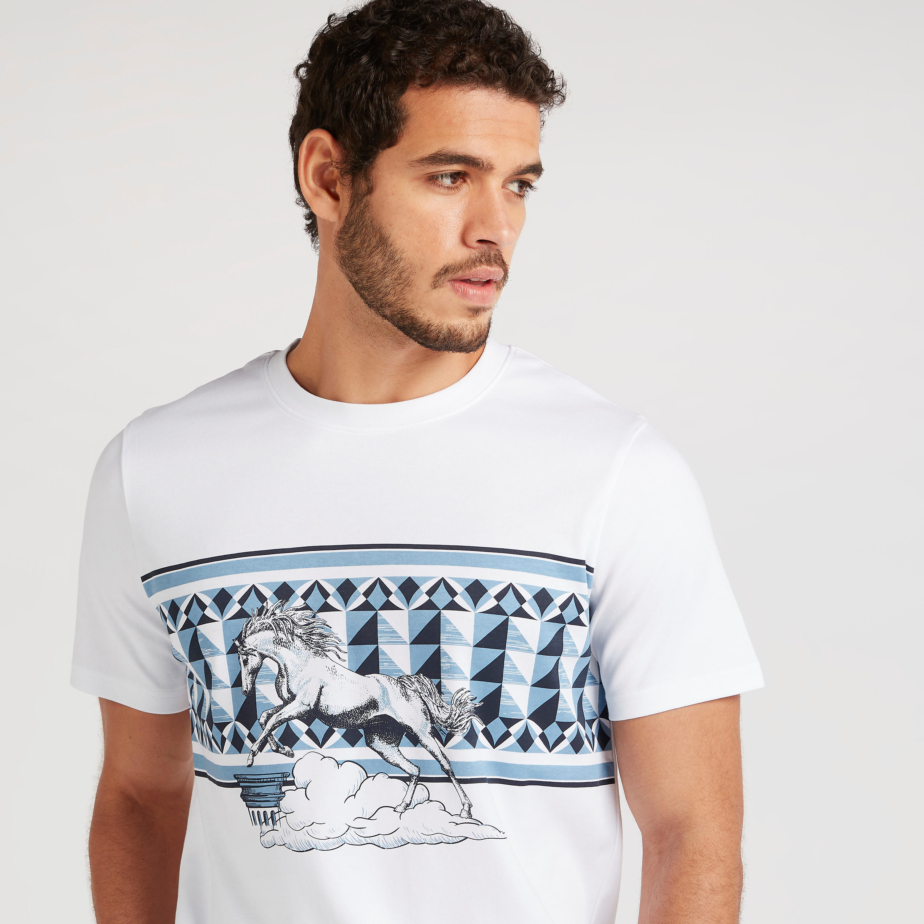 تيشيرت بياقة ضيّقة وأكمام قصيرة وطبعات من آيكونيك-men-clothing-tshirtsandpolos-tshirts-image-3