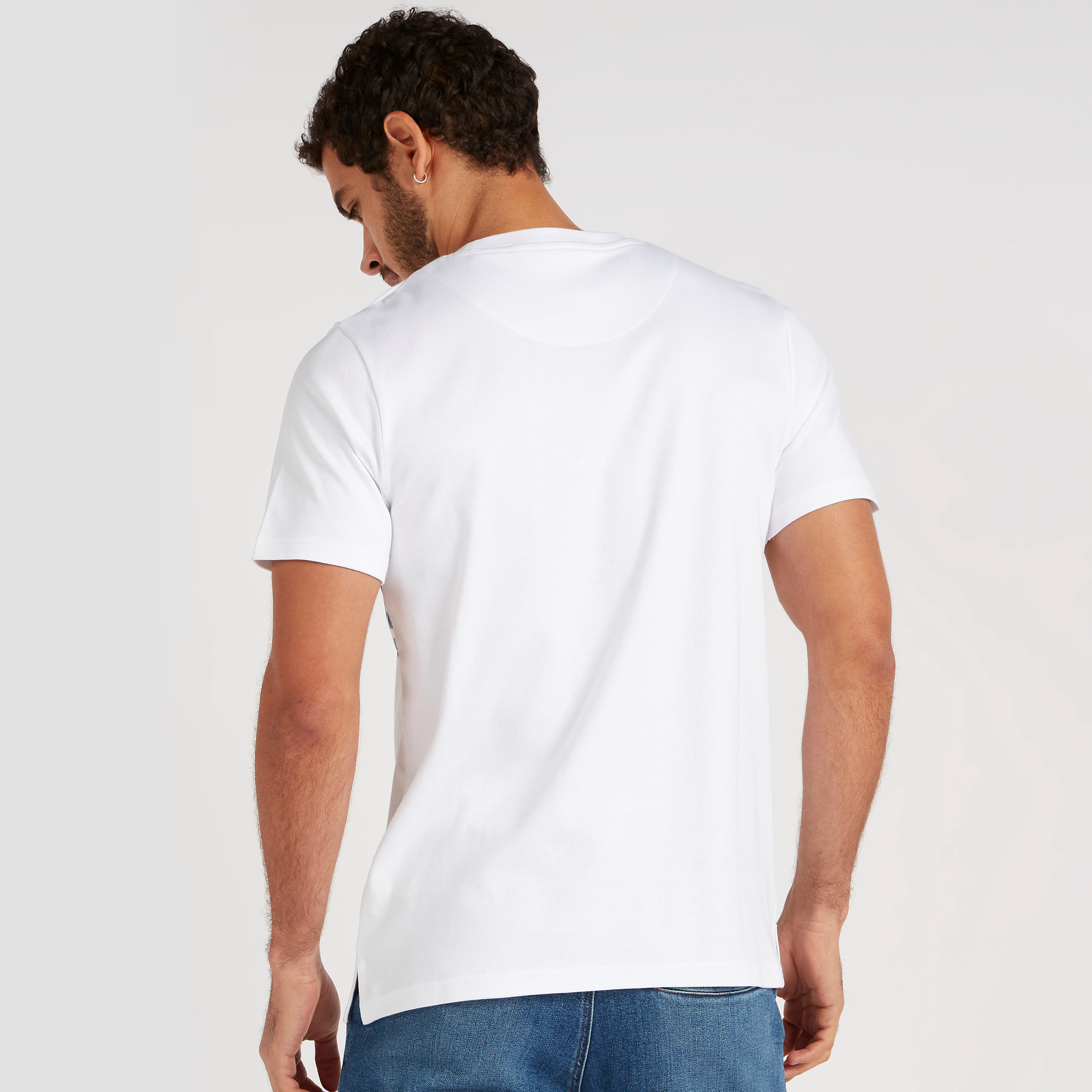 تيشيرت بياقة ضيّقة وأكمام قصيرة وطبعات من آيكونيك-men-clothing-tshirtsandpolos-tshirts-image-2