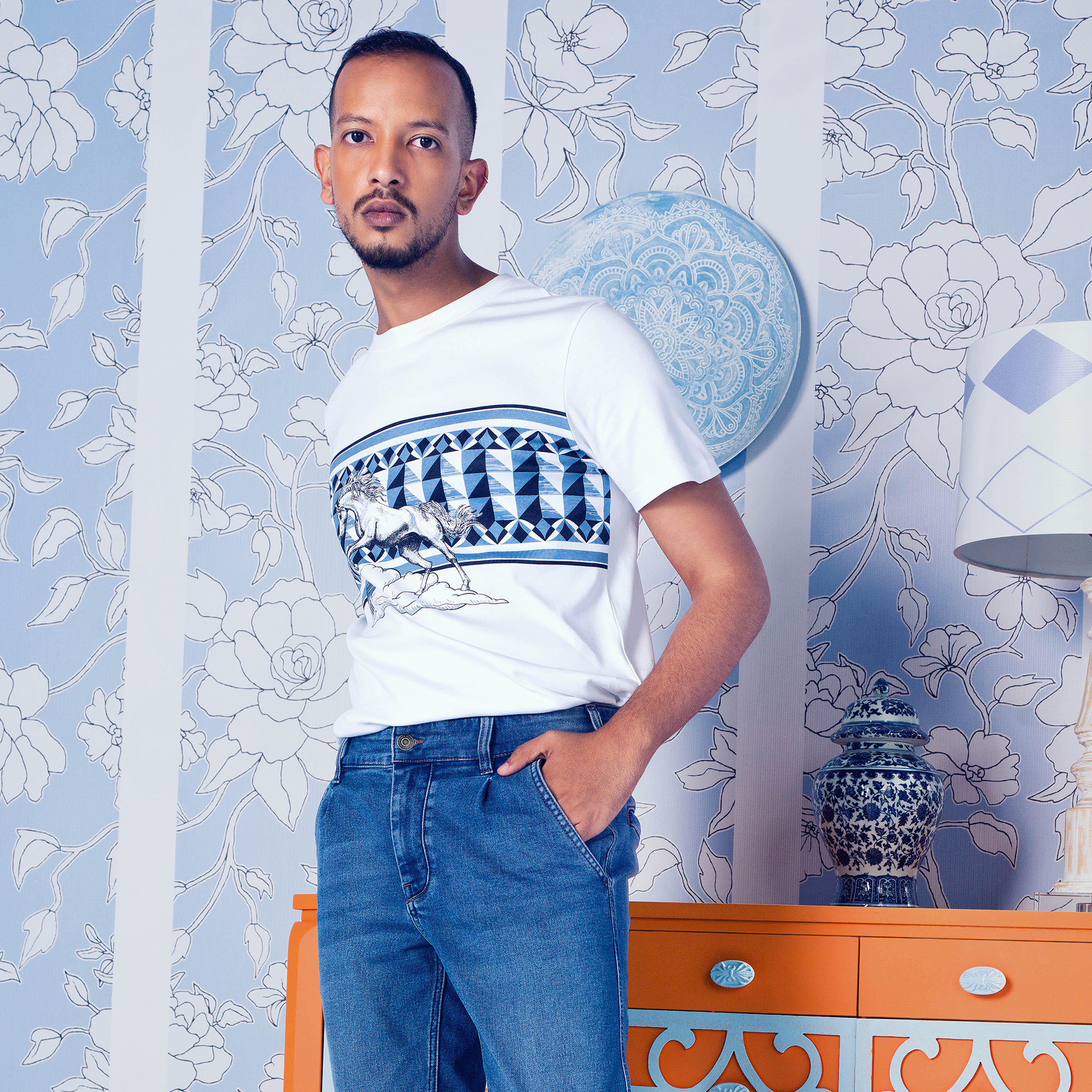 تيشيرت بياقة ضيّقة وأكمام قصيرة وطبعات من آيكونيك-men-clothing-tshirtsandpolos-tshirts-image-6