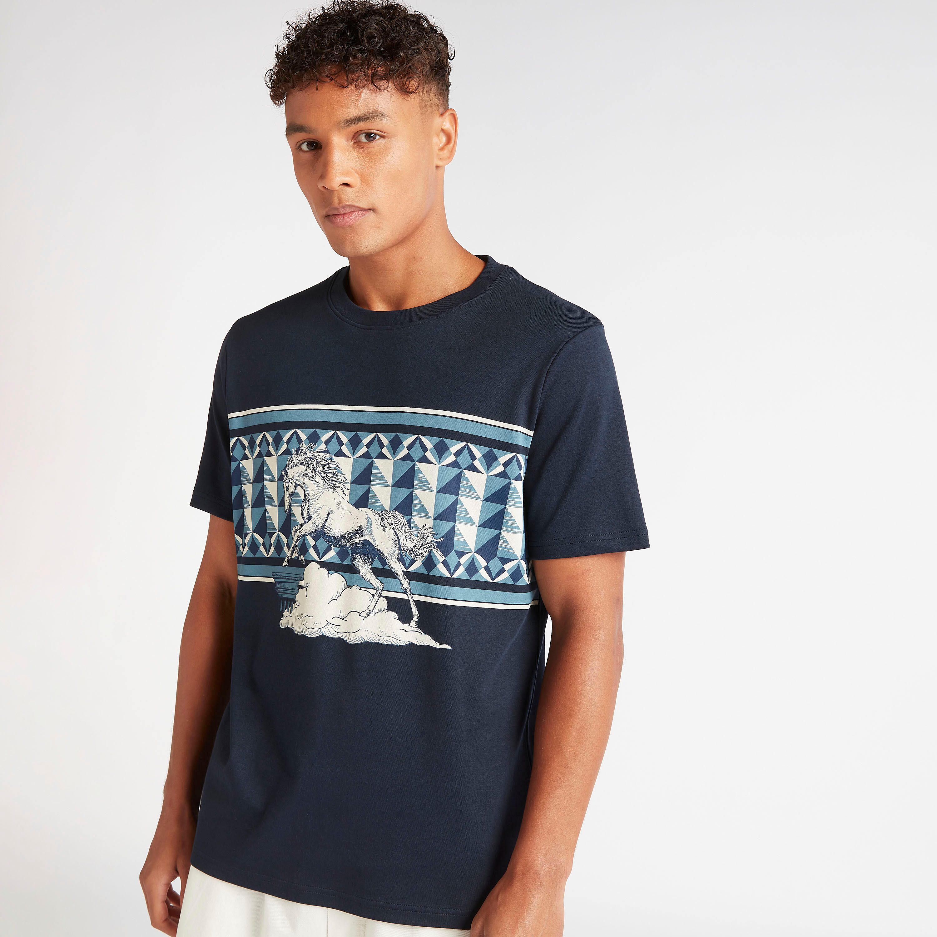 تيشيرت بياقة ضيّقة وأكمام قصيرة وطبعات من آيكونيك-men-clothing-tshirtsandpolos-tshirts-image-4
