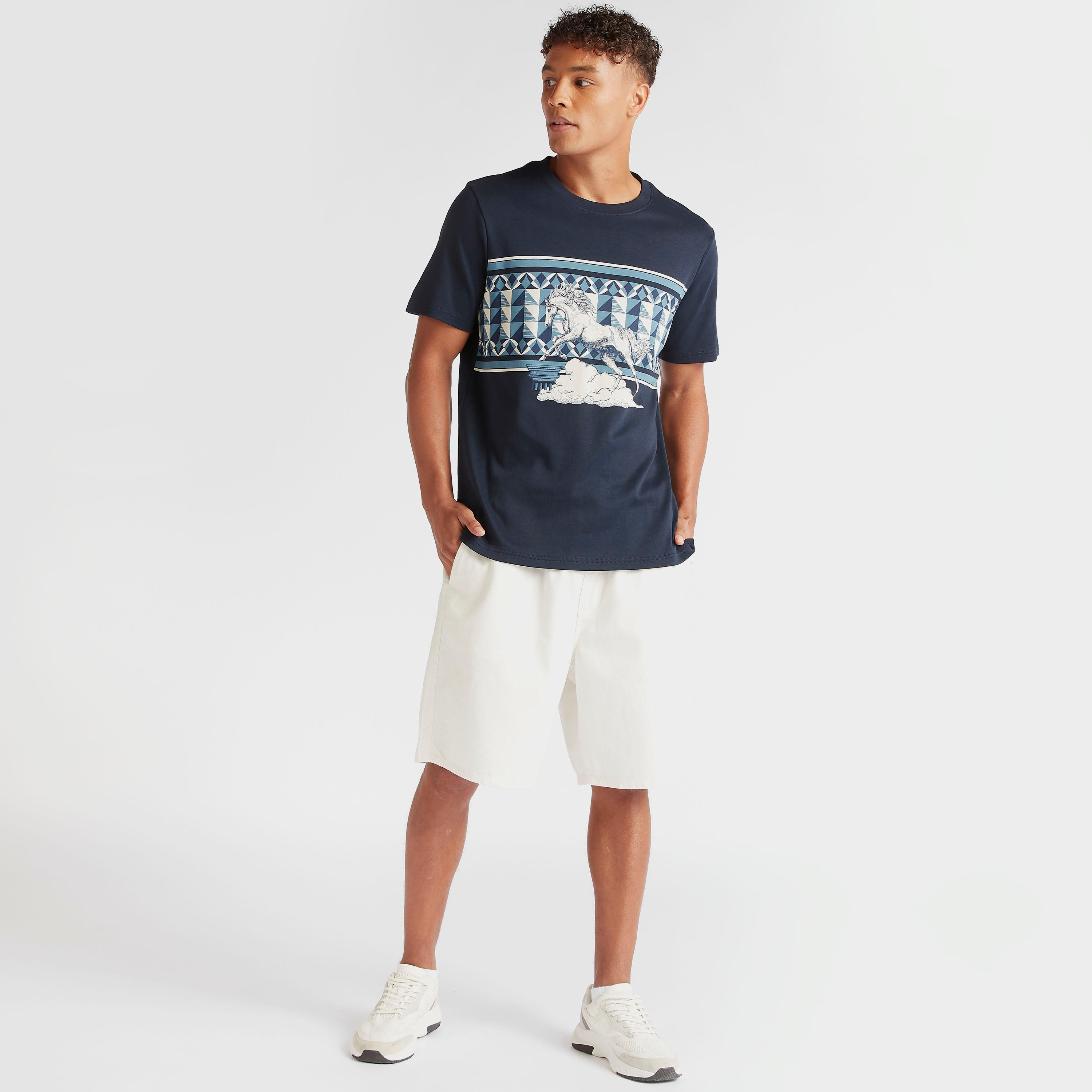 تيشيرت بياقة ضيّقة وأكمام قصيرة وطبعات من آيكونيك-men-clothing-tshirtsandpolos-tshirts-image-3