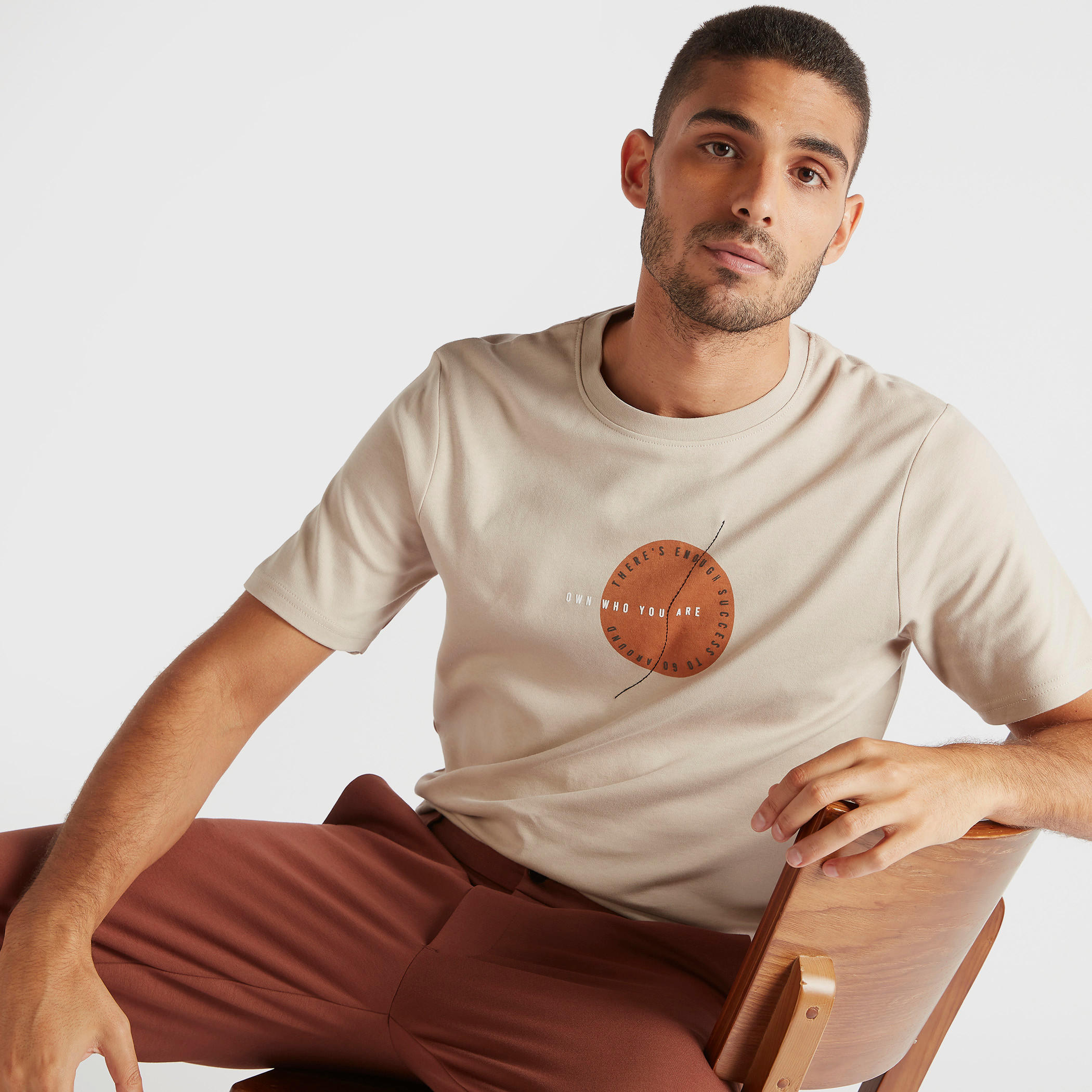 تيشيرت بقصة سليم وياقة ضيقة وأكمام قصيرة وطبعات-men-clothing-tshirtsandpolos-tshirts-image-5