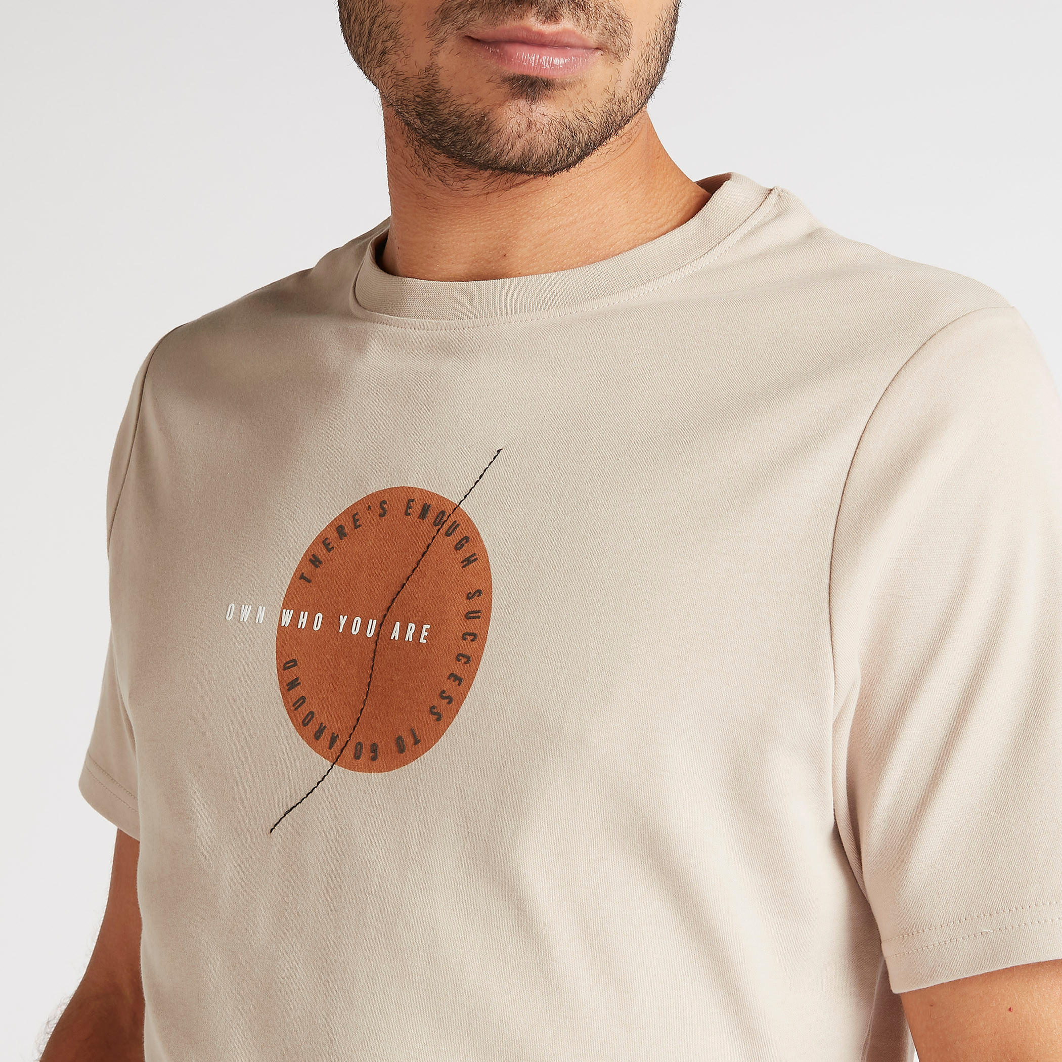 تيشيرت بقصة سليم وياقة ضيقة وأكمام قصيرة وطبعات-men-clothing-tshirtsandpolos-tshirts-image-3
