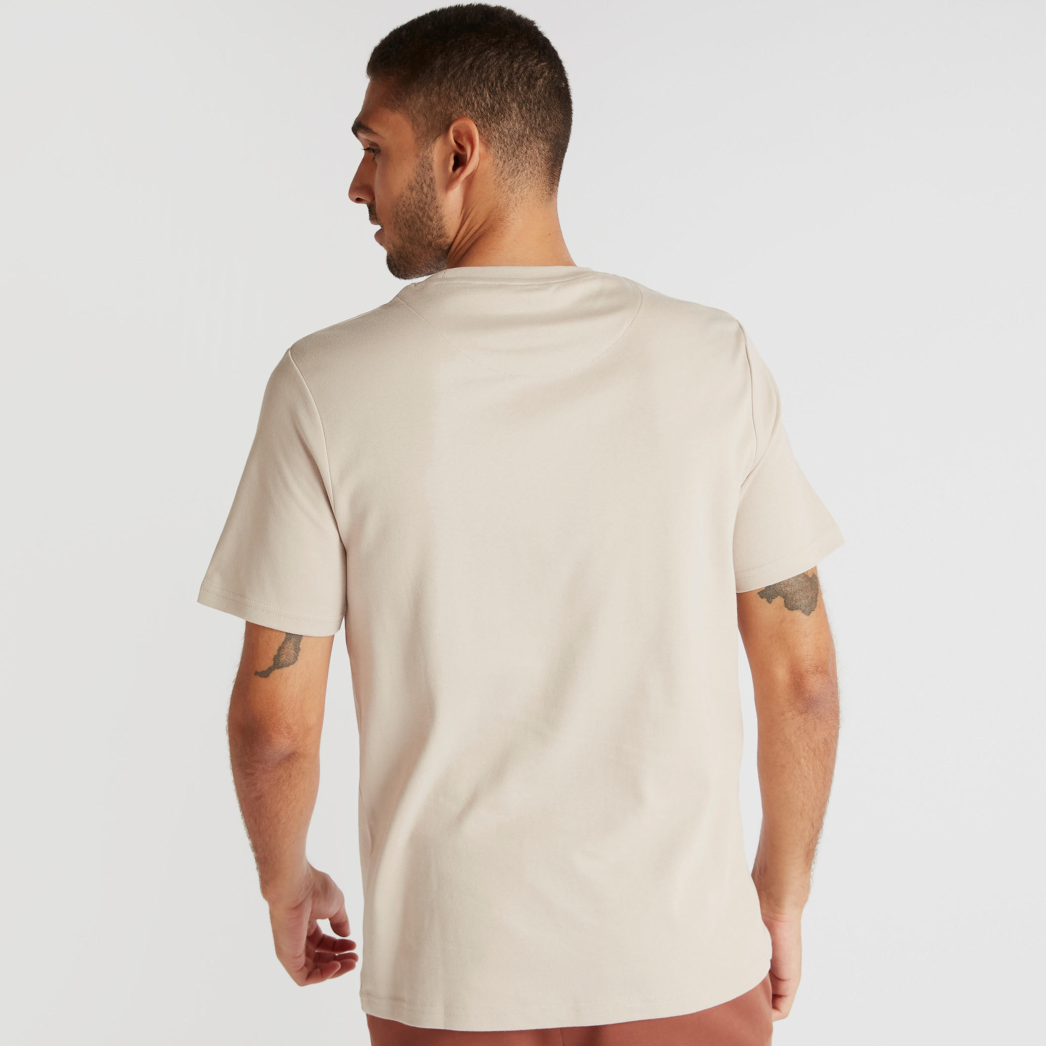 تيشيرت بقصة سليم وياقة ضيقة وأكمام قصيرة وطبعات-men-clothing-tshirtsandpolos-tshirts-image-2