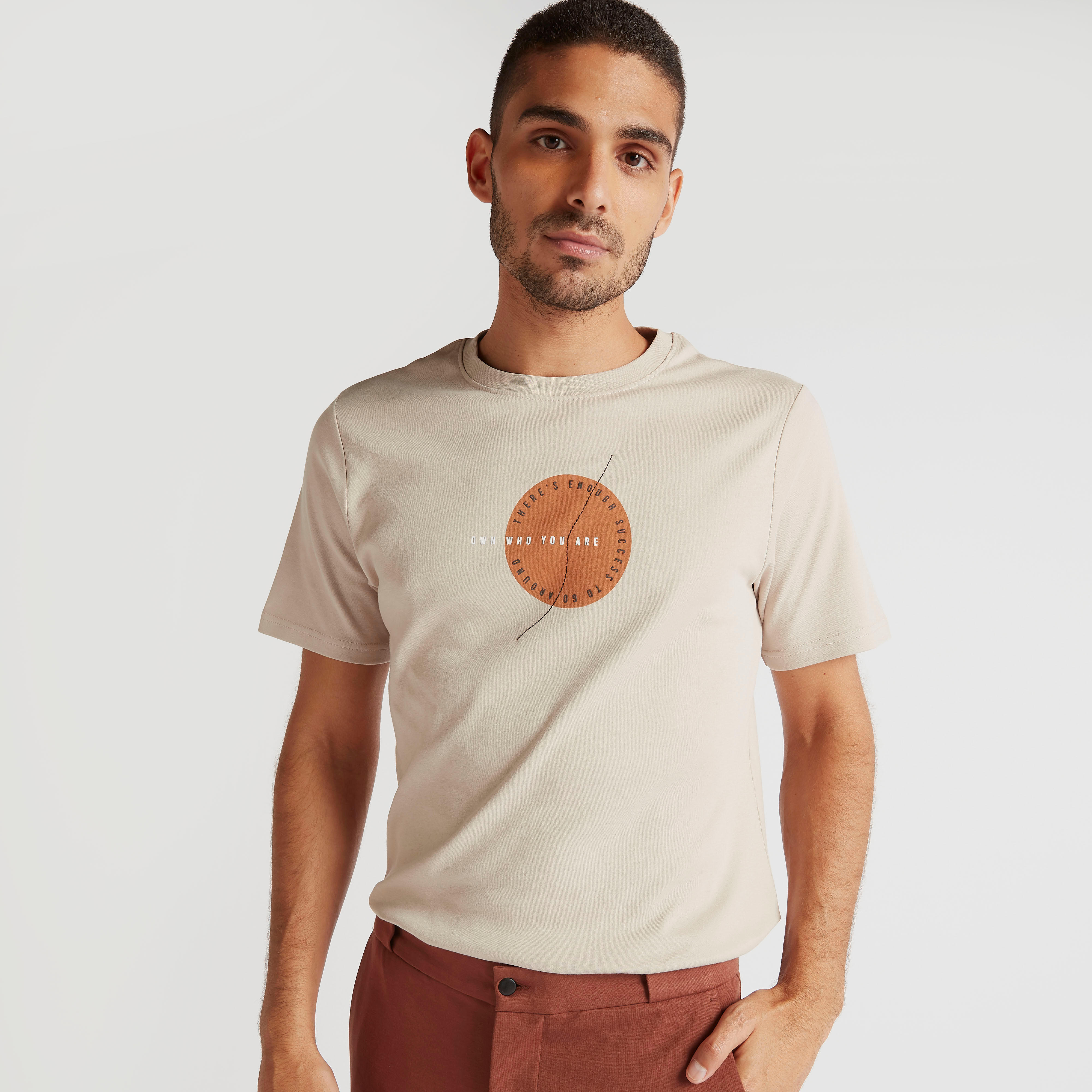 تيشيرت بقصة سليم وياقة ضيقة وأكمام قصيرة وطبعات-men-clothing-tshirtsandpolos-tshirts-image-1