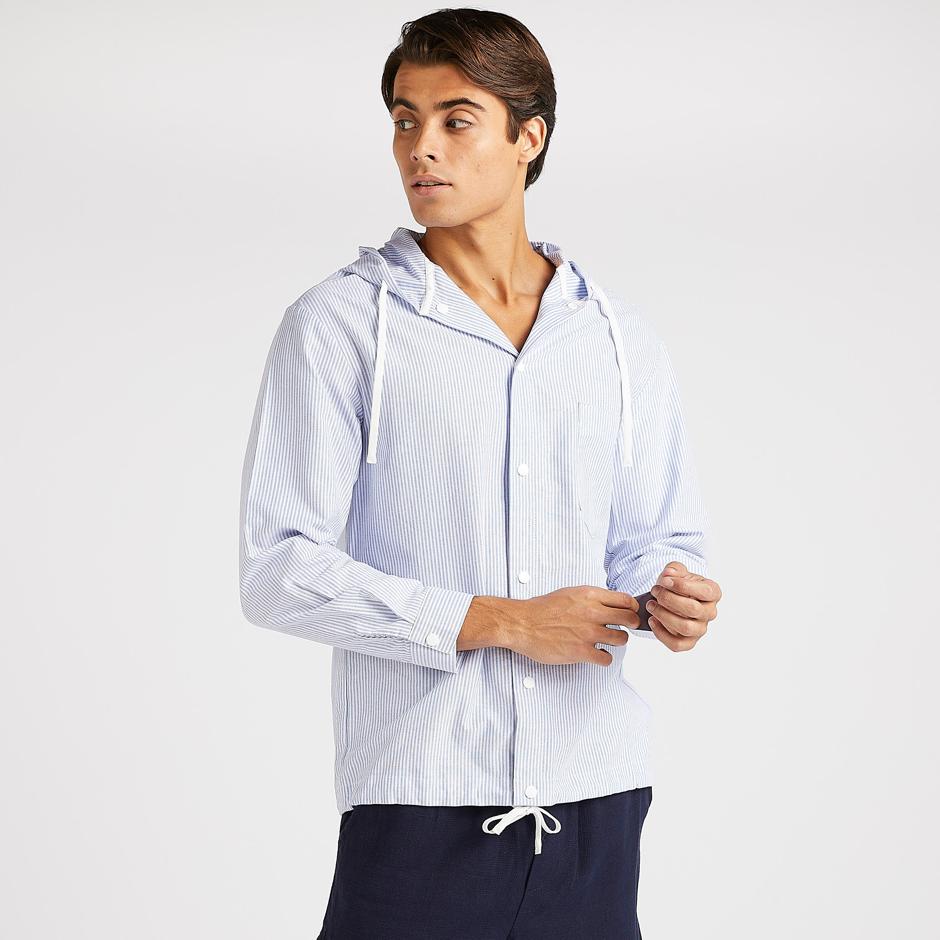 قميص مخطّط بقصّة مريحة مع هودي-men-clothing-shirts-image-1