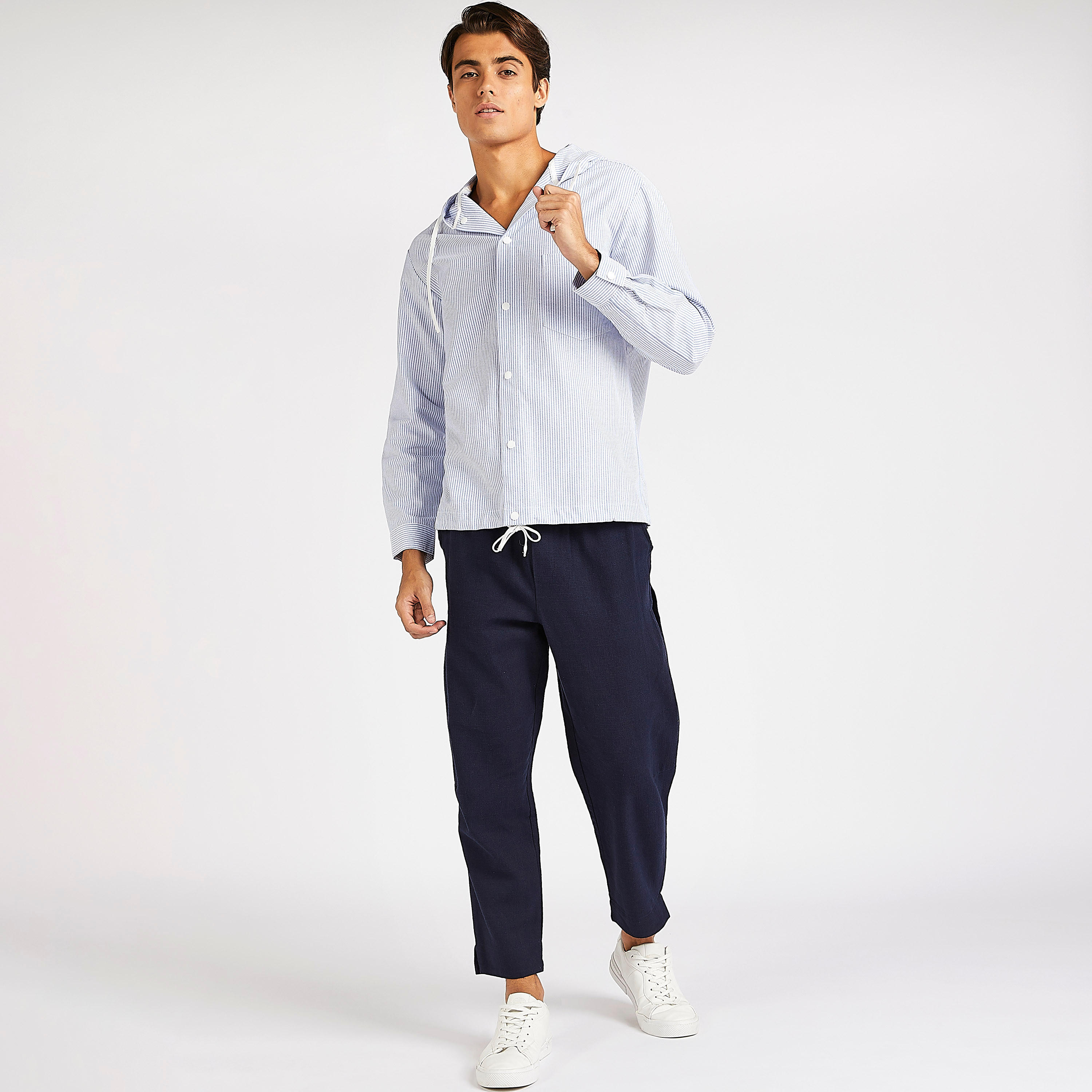 قميص مخطّط بقصّة مريحة مع هودي-men-clothing-shirts-image-2