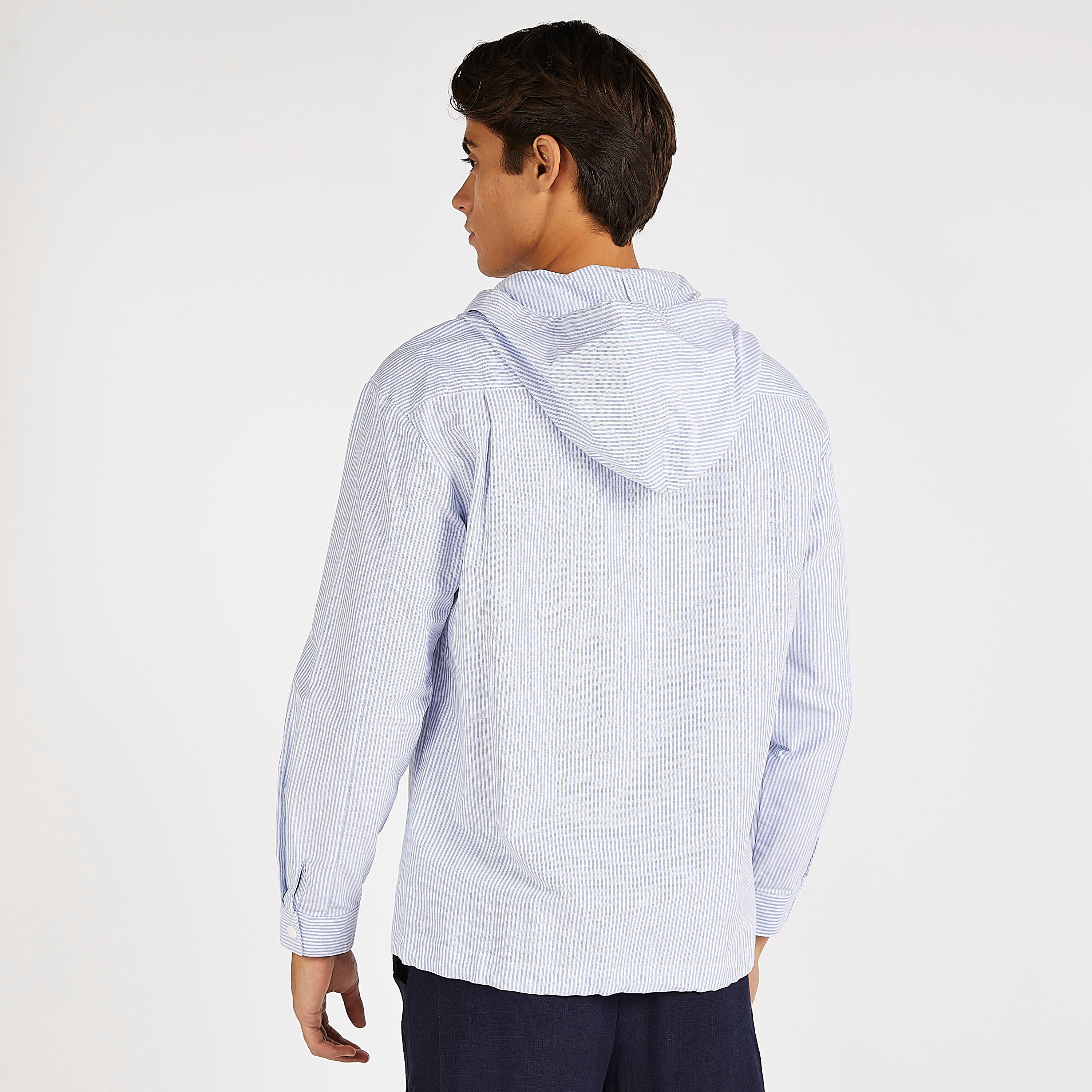 قميص مخطّط بقصّة مريحة مع هودي-men-clothing-shirts-image-4