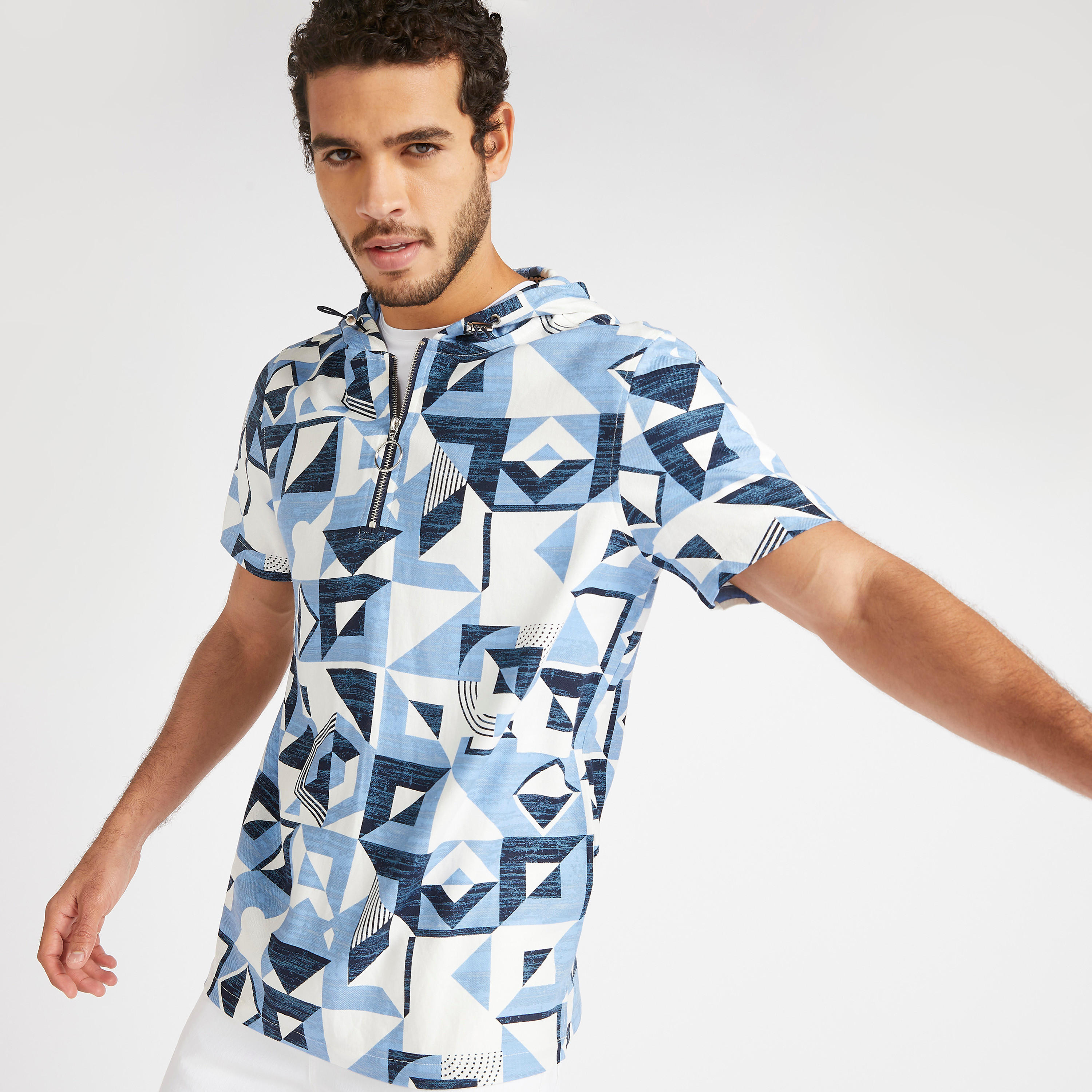 قميص بقبّعة وتفاصيل سحّاب وطبعات من آيكونيك-men-clothing-shirts-image-2