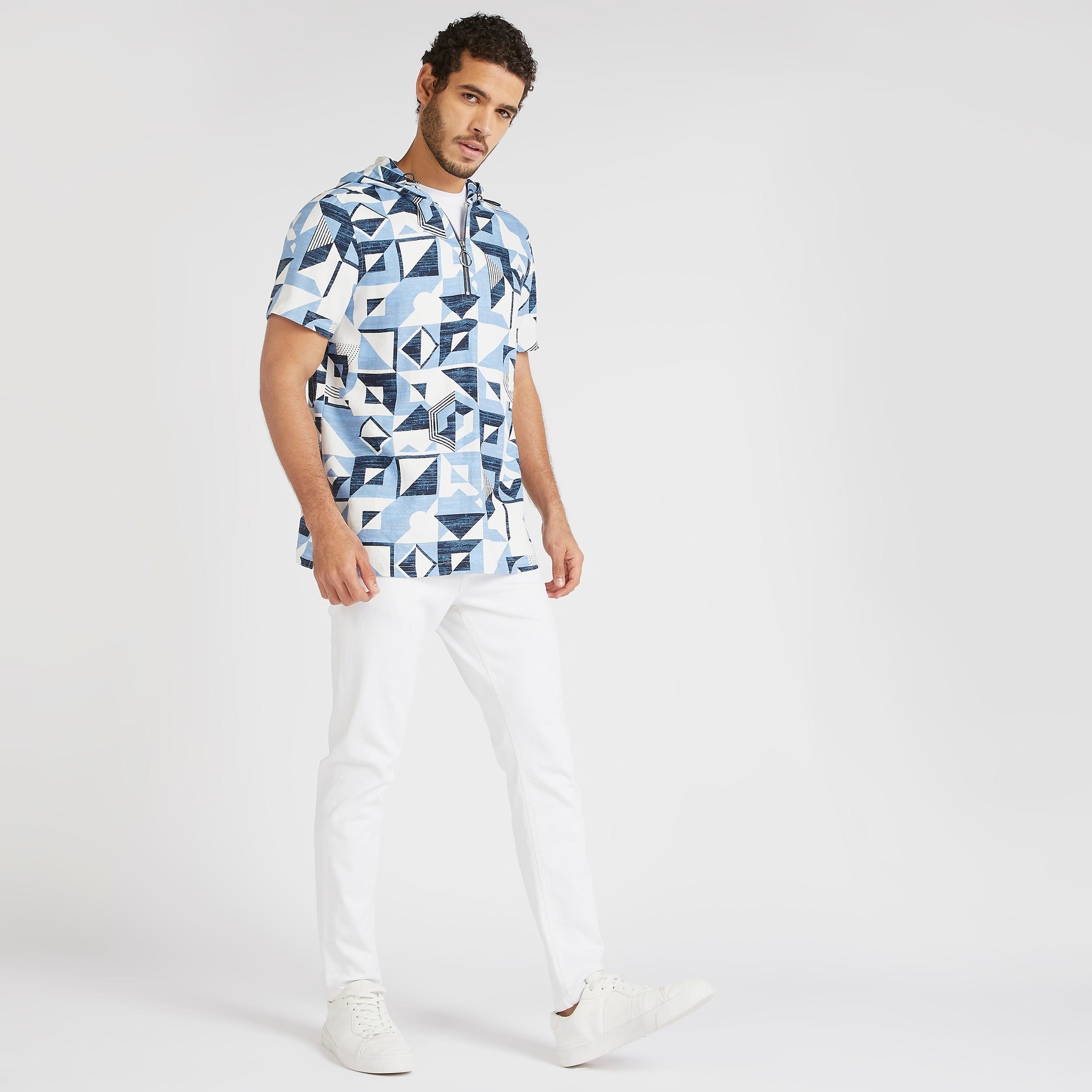 قميص بقبّعة وتفاصيل سحّاب وطبعات من آيكونيك-men-clothing-shirts-image-3