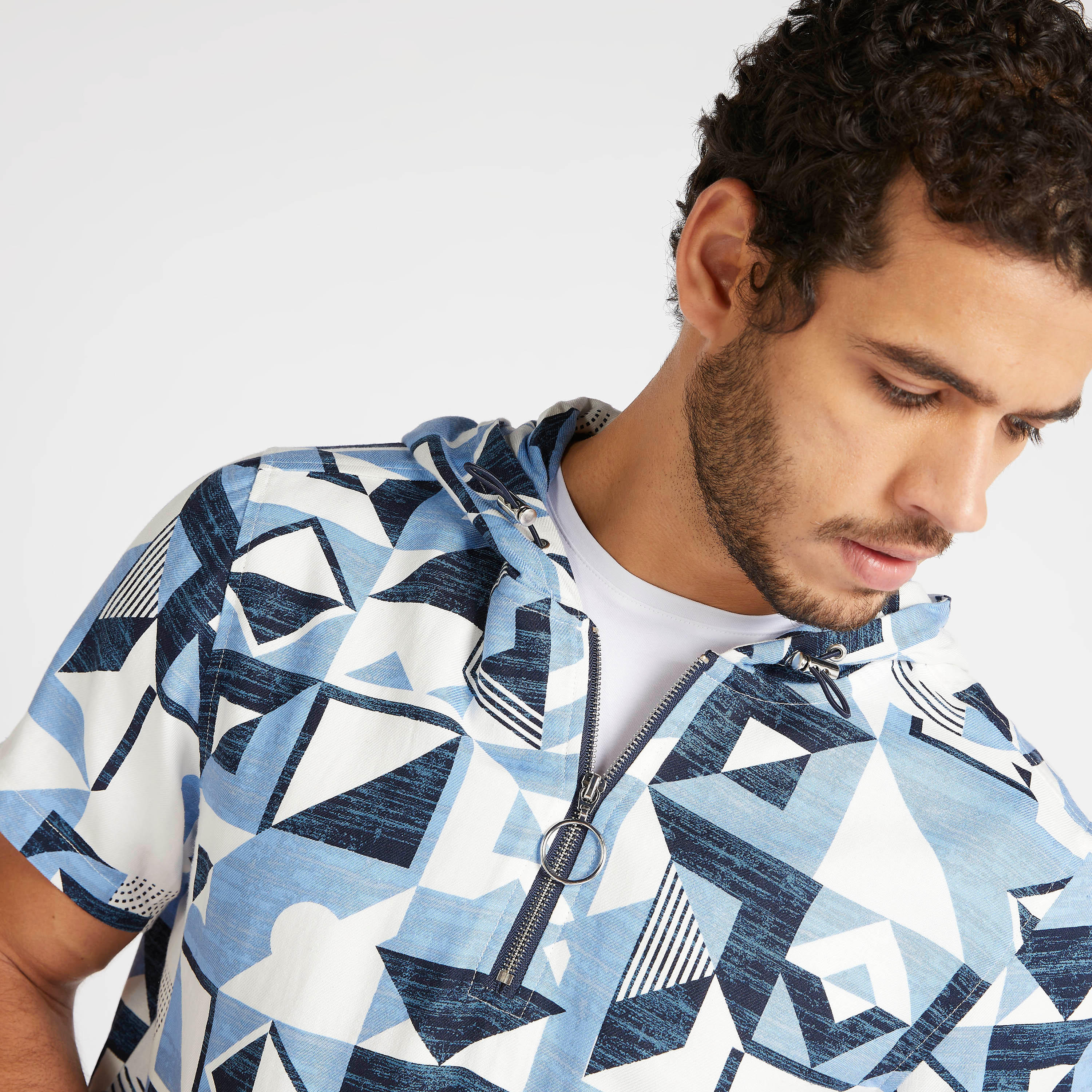 قميص بقبّعة وتفاصيل سحّاب وطبعات من آيكونيك-men-clothing-shirts-image-4