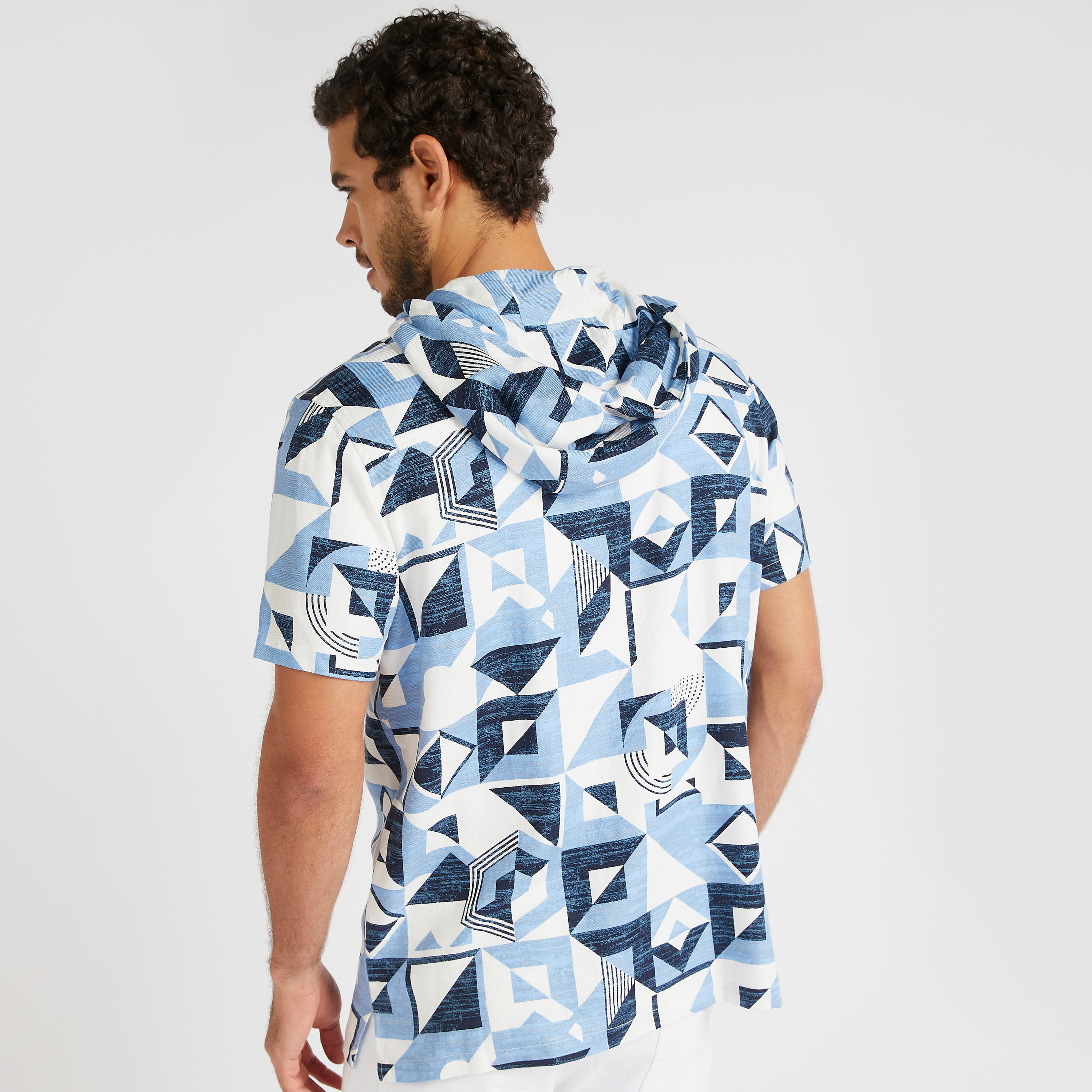 قميص بقبّعة وتفاصيل سحّاب وطبعات من آيكونيك-men-clothing-shirts-image-5