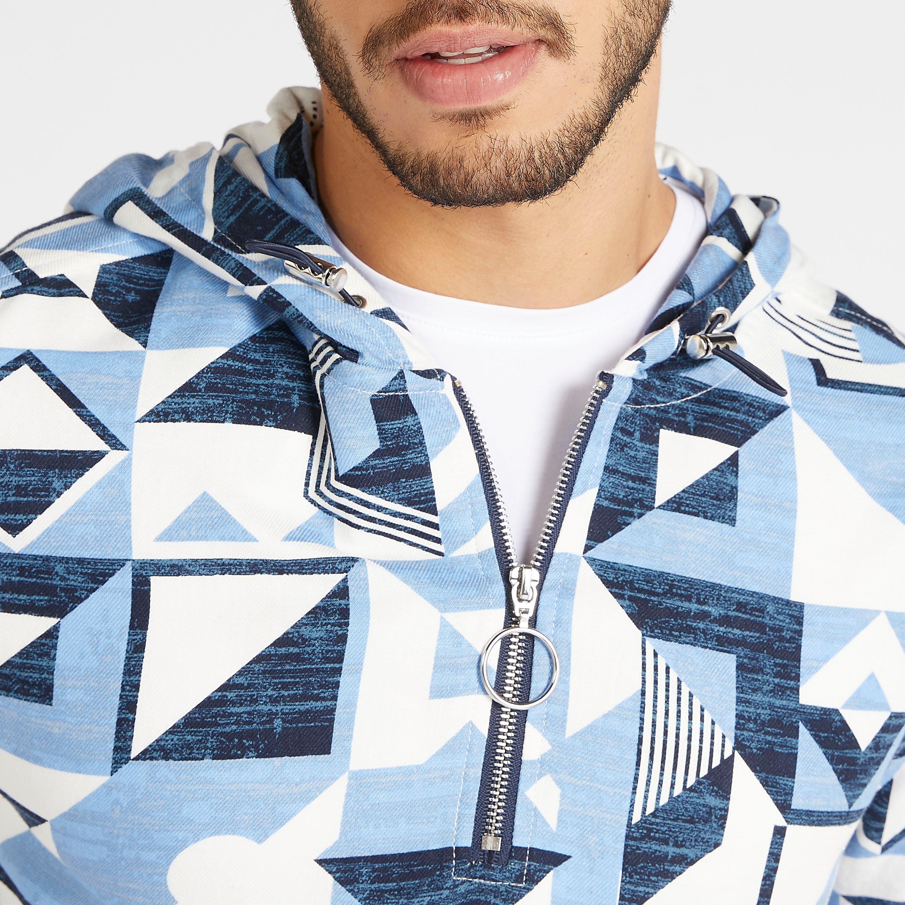 قميص بقبّعة وتفاصيل سحّاب وطبعات من آيكونيك-men-clothing-shirts-image-6