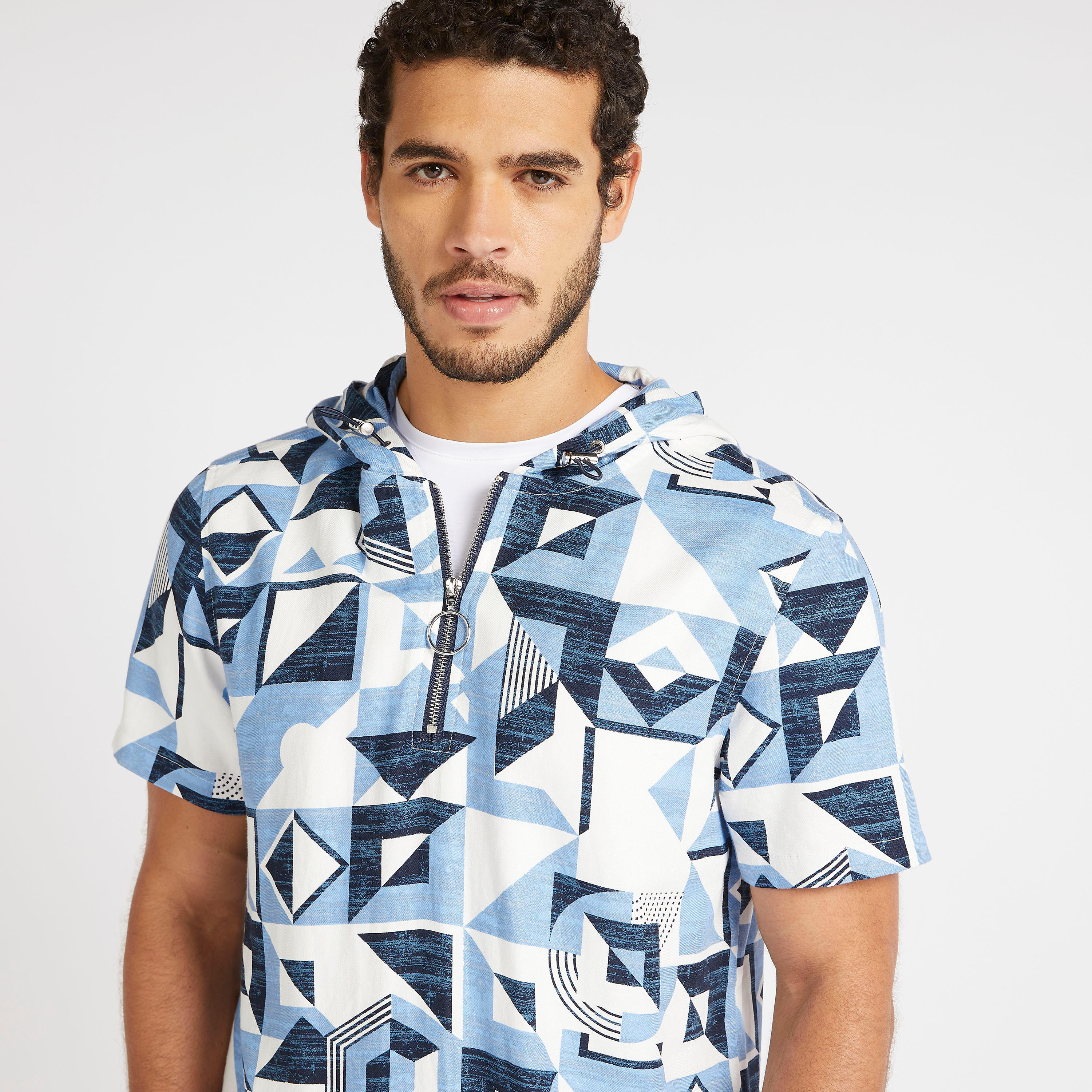 قميص بقبّعة وتفاصيل سحّاب وطبعات من آيكونيك-men-clothing-shirts-image-7