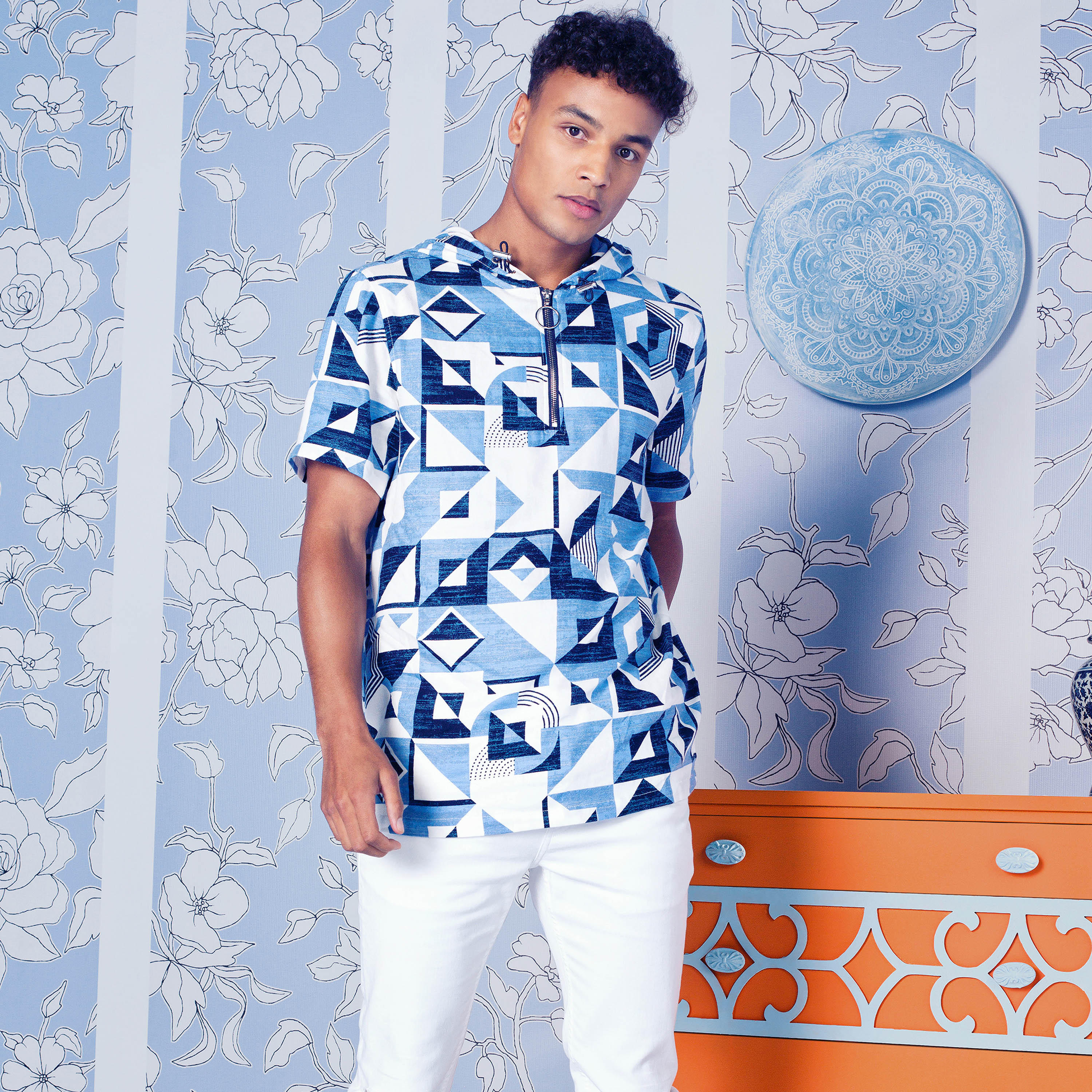 قميص بقبّعة وتفاصيل سحّاب وطبعات من آيكونيك-men-clothing-shirts-image-1